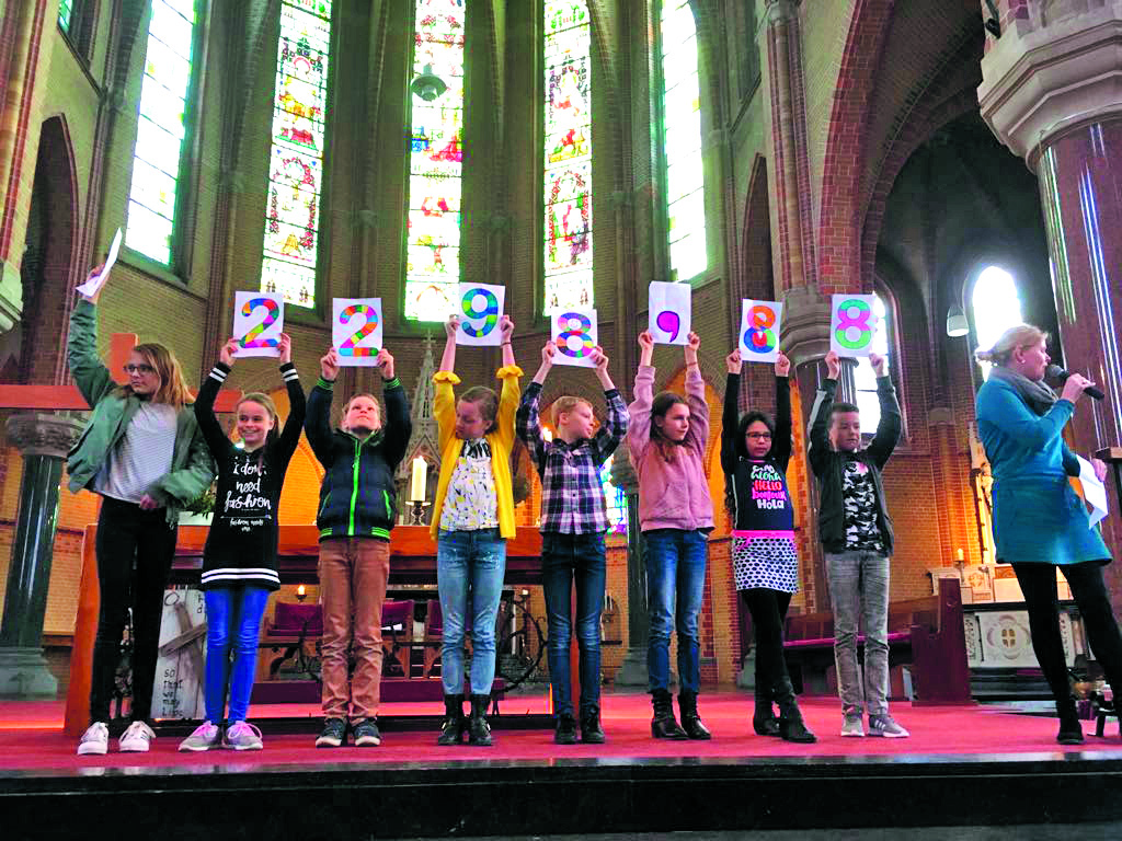 Een aantal leerlingen onthulde in de Witte Donderdagviering het mooie bedrag voor Sibusiso. (Foto: aangeleverd)