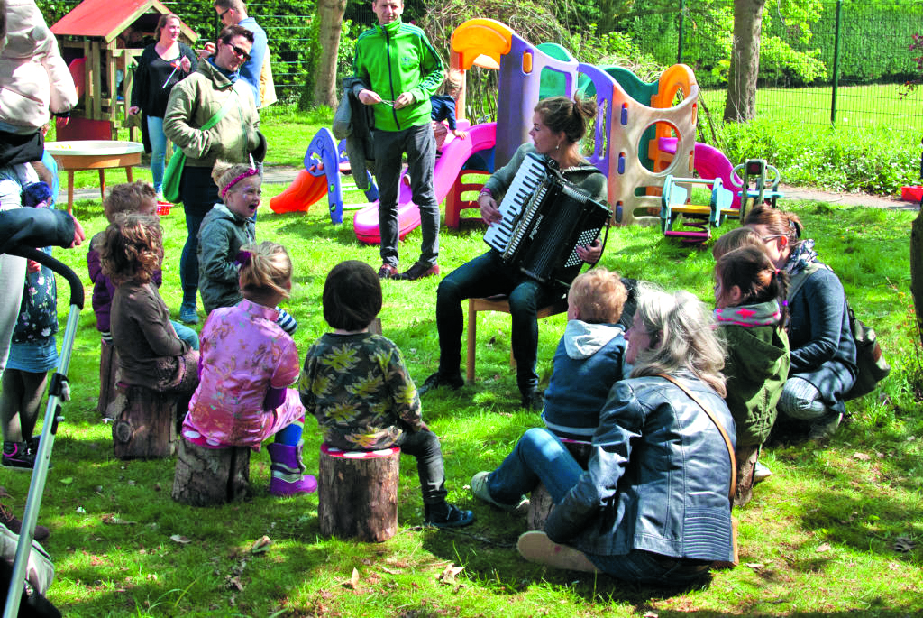 Tijdens de lentefair wordt er muziek gespeeld. (foto aangeleverd)