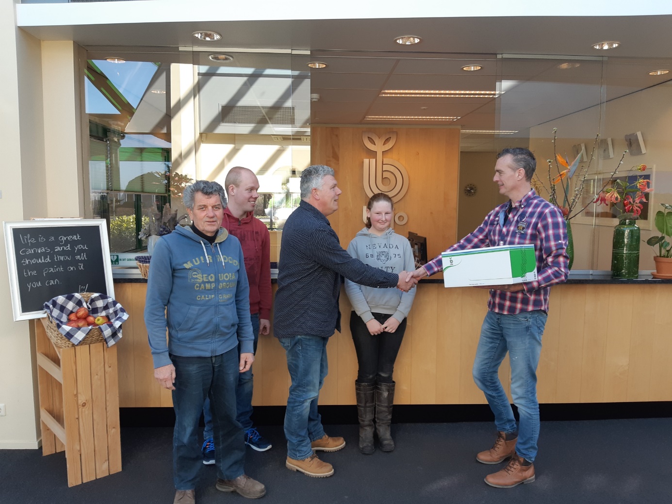 Medewerkers van de Zorgboerderij Blij op de Boerderij ontvangen hun zaadpakket uit handen van Ronald Tesselaar van Bejo Zaden bv. (Foto: Hans Groen)