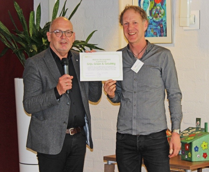 In Zorgcirkel De Meermin vond onlangs de aftrap van het project Grijs, Groen en Gelukkig plaats. Regiomanager Dick Twisk mocht namens De Zorgcirkel en samenwerkingspartner IVN de officiële samenwerking ondertekenen. (Foto: aangeleverd)