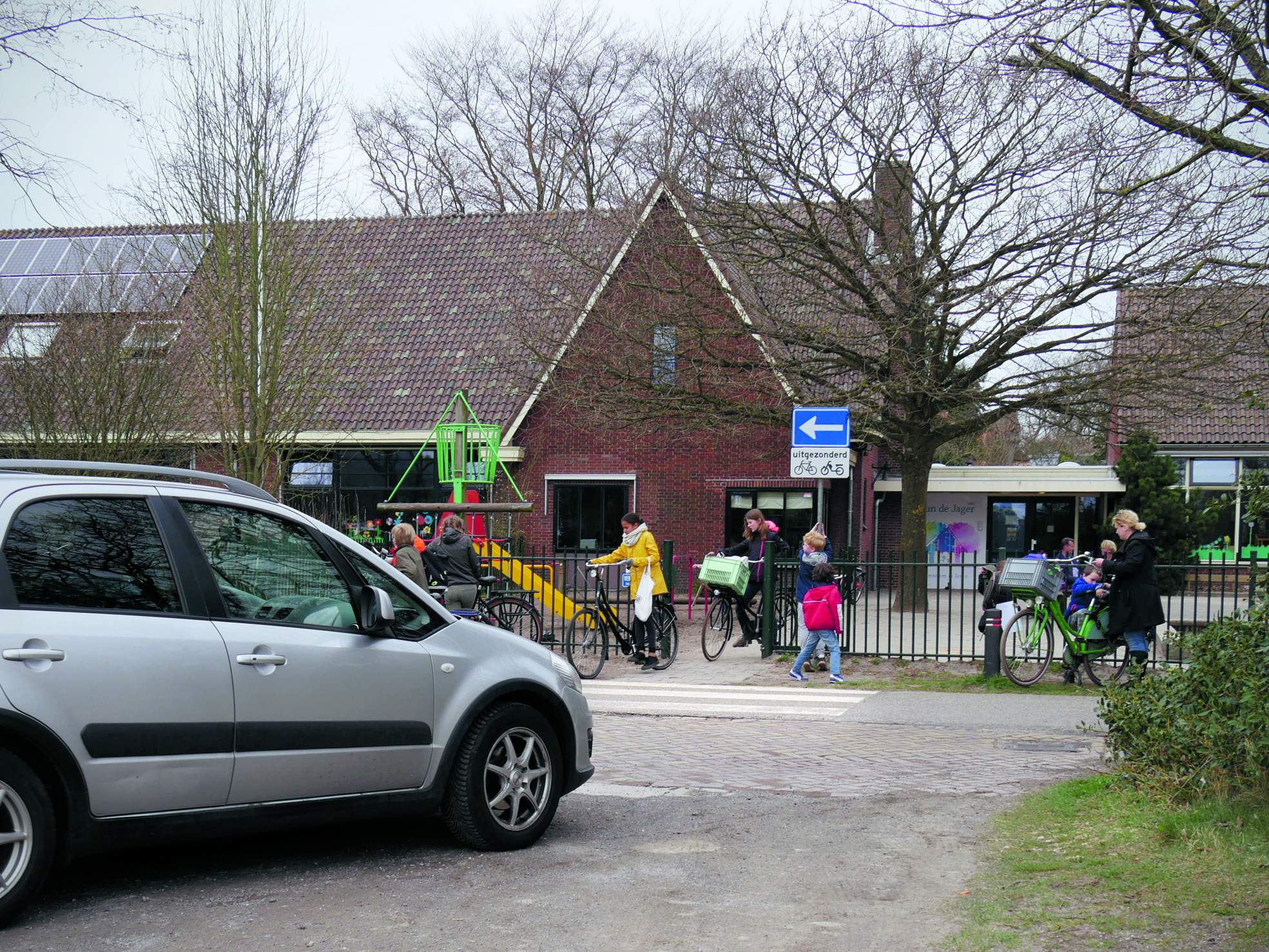 De huidige parkeergelegenheid is alleen nog bereikbaar via de ingang pal voor de school. (Foto: Rodi Media / TL)