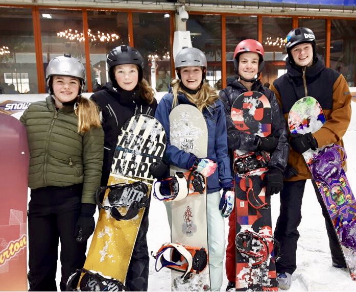 Het snowboardteam van de Berger Scholengemeenschap werd tijdens de Nederlands Kampioenschappen skien en snowboarden een tweede plaats. Floortje Koster uit Egmond aan den Hoef. (Foto's: aangeleverd).
