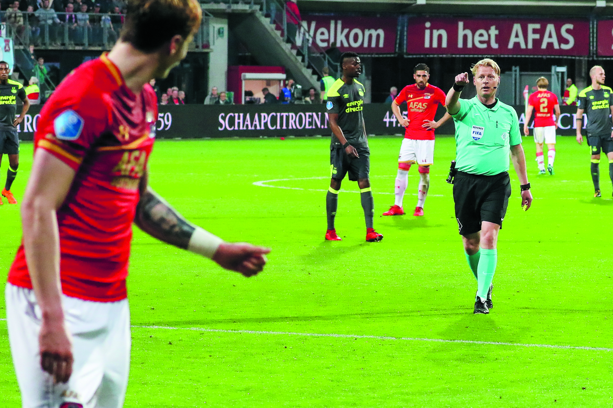 Kevin Blom en AZ: allesbehalve dikke vrienden. Kijk voor het fotoverslag op rodi.nl. (Foto: Vincent de Vries/RM)