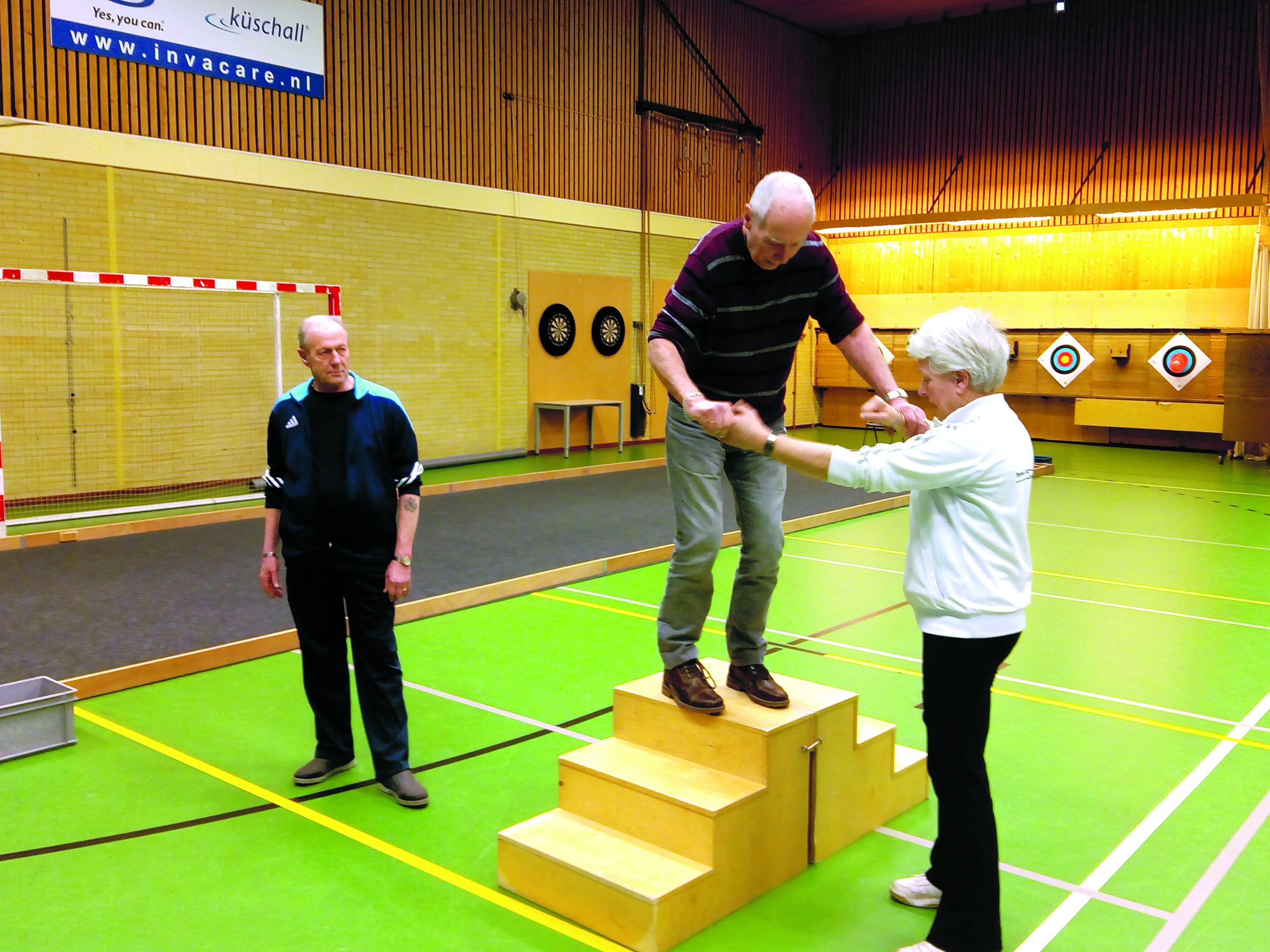 De mensen met een beroerte doen een oefening. (foto aangeleverd)