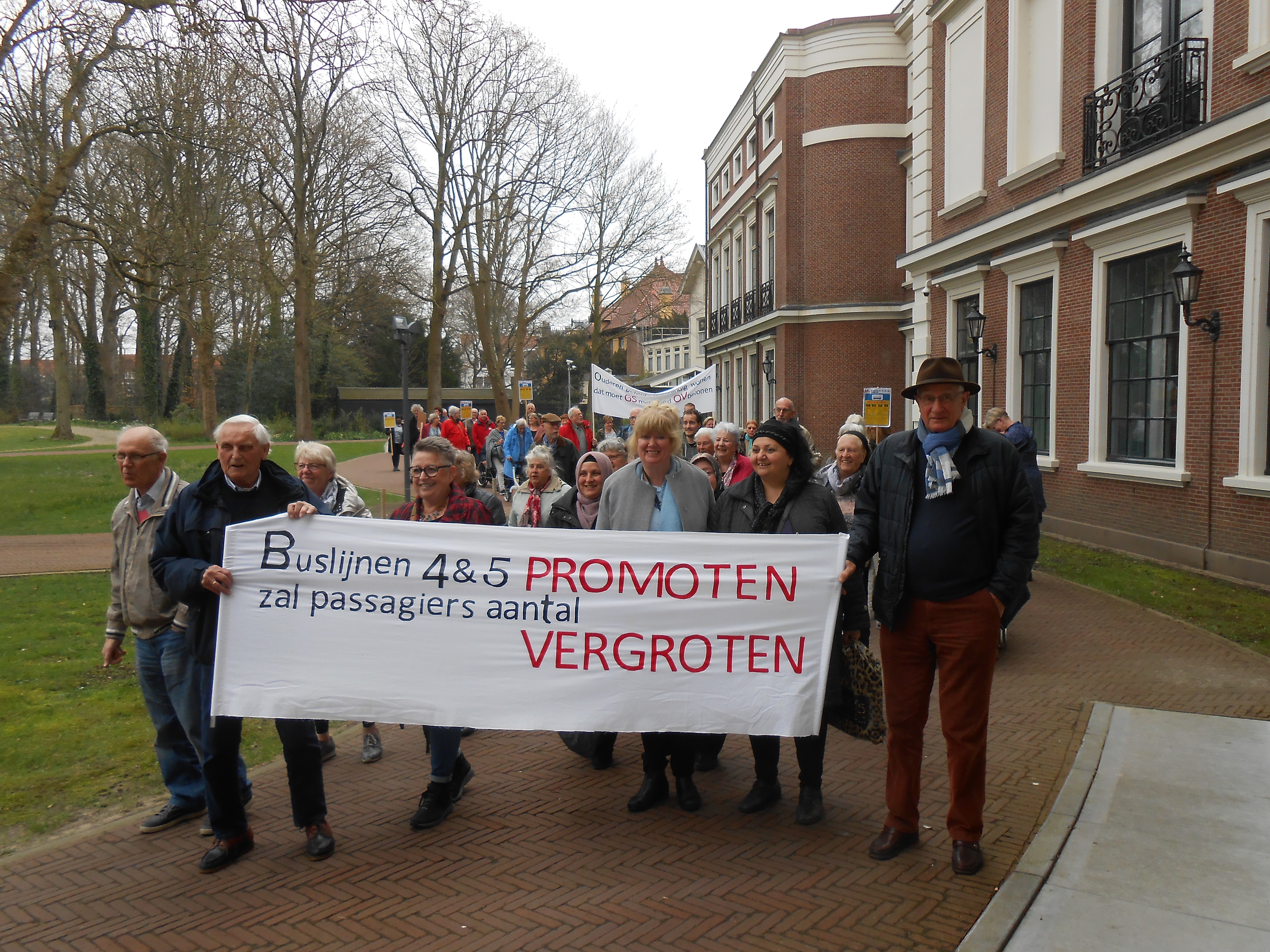 Negentig boze buspassagiers uit Alkmaar, Bakkum, Castricum en Heerhugowaard kwamen maandag naar het Provinciehuis in Haarlem. (Foto: aangeleverd)