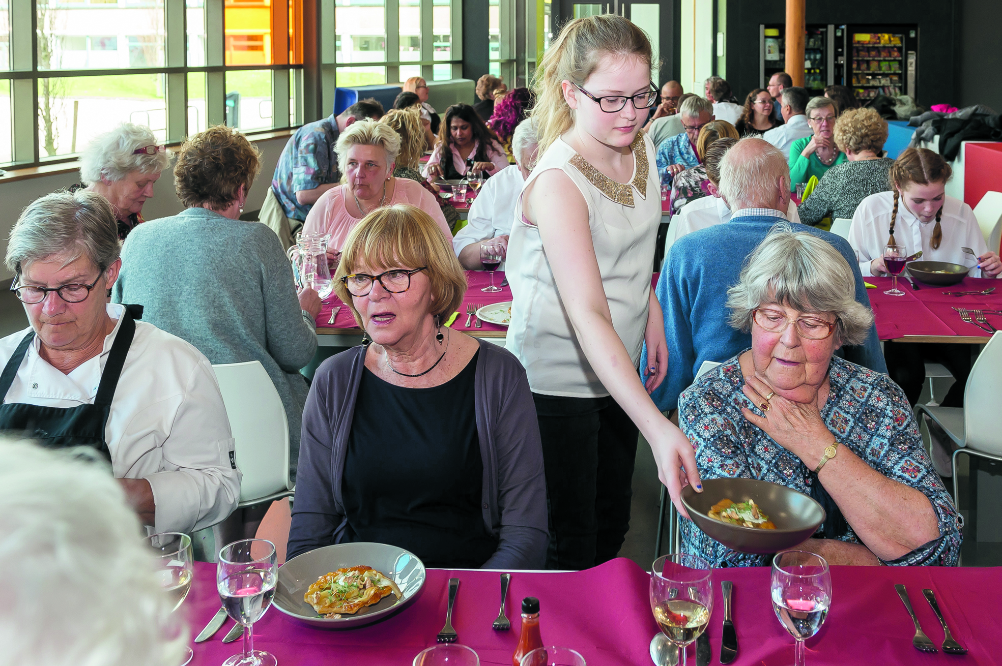 De gerechten werden geserveerd door leerlingen van Gerrit Rietveld. Het diner werd zeer gewaardeerd door de vrijwilligers van de Voedselbank. (Foto: Han Giskes)