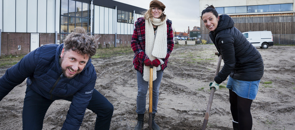 De komende tijd gaat De VerbroederIJ de Oostveerkavel inrichten en vormgeven. (Foto: gemeente Amsterdam)