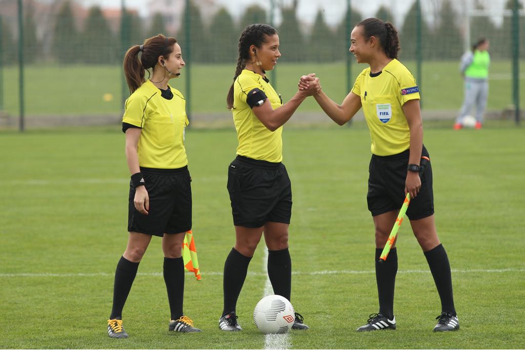 Franca Overtoom (r) is pas de derde vrouw die als (assistent-) scheidsrechter is aangesteld in het Nederlandse betaalde voetbal. (aangeleverde foto)