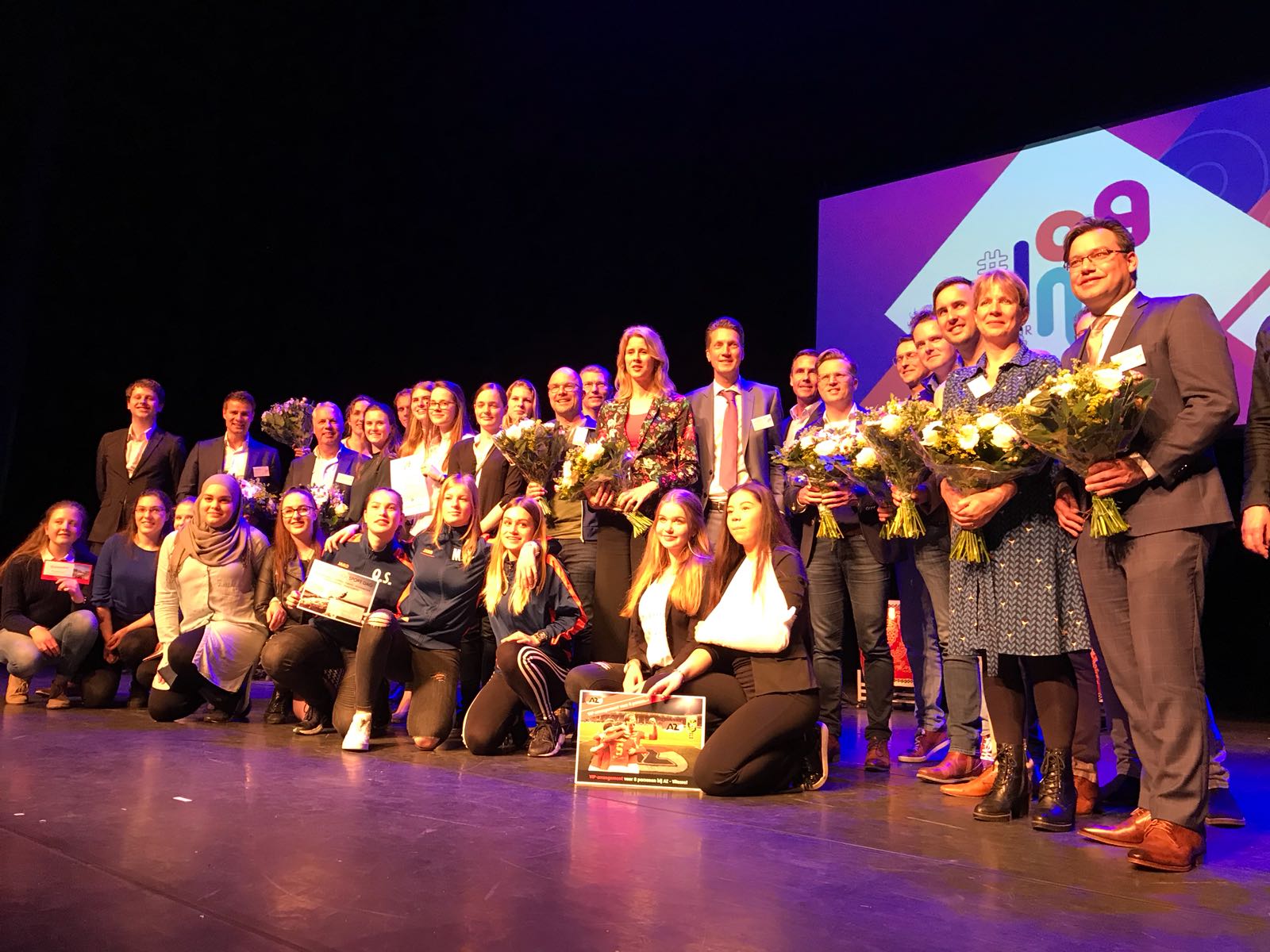 Alle winnaars én de jury van het Junior Ondernemersgala bij elkaar. (Foto: aangeleverd)