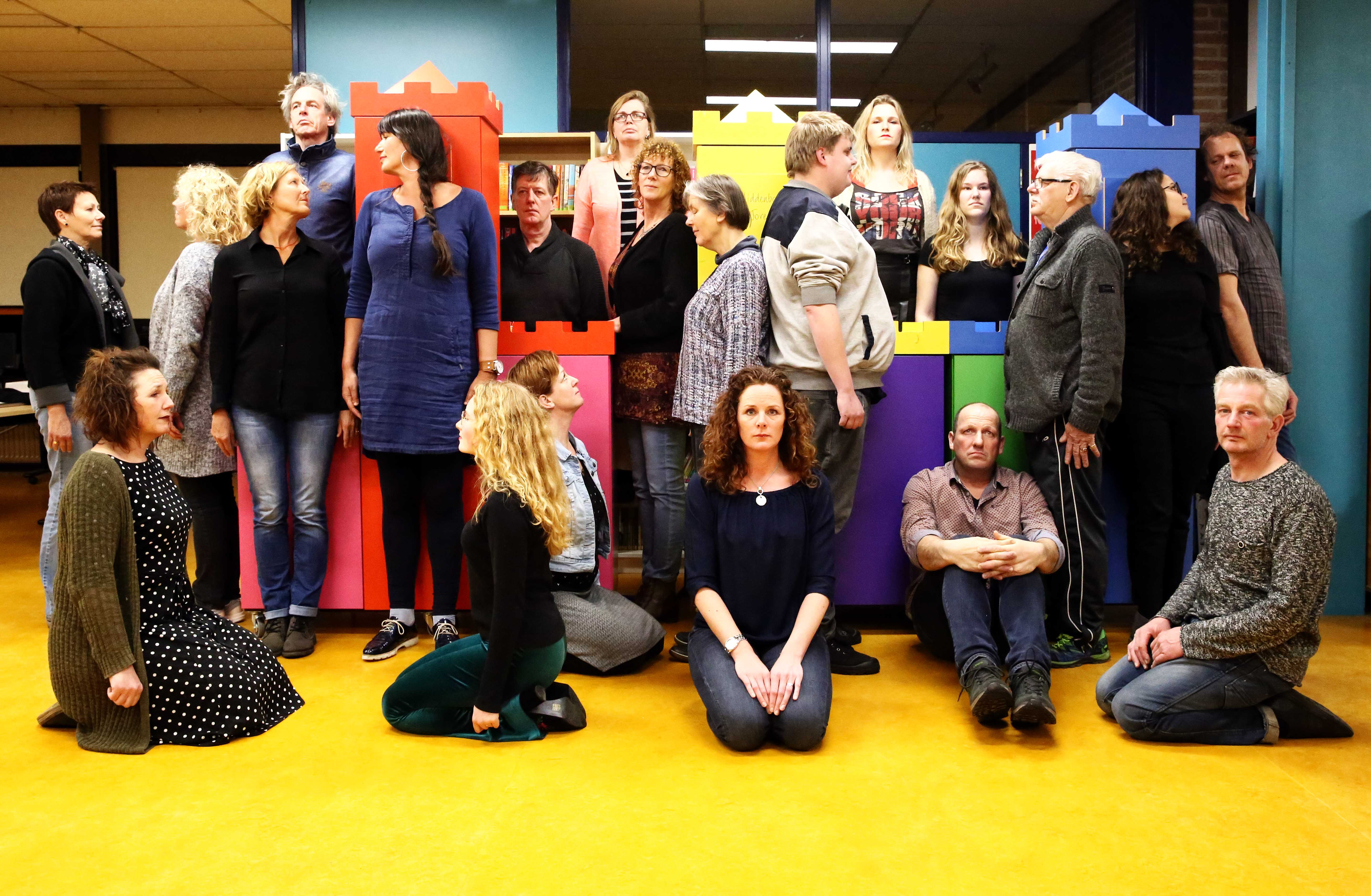 De cast van de locatievoorstelling die gehouden wordt op het erf van het Rundveemuseum. (Foto: Hanneke de Boer)