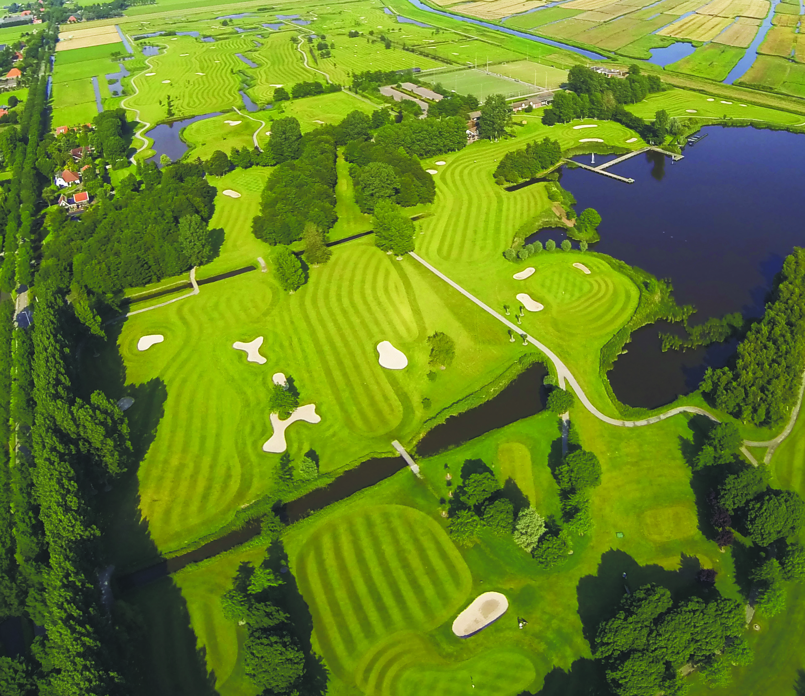 Luchtfoto van het golfterrein. (Foto: Zaanse Golf Club)