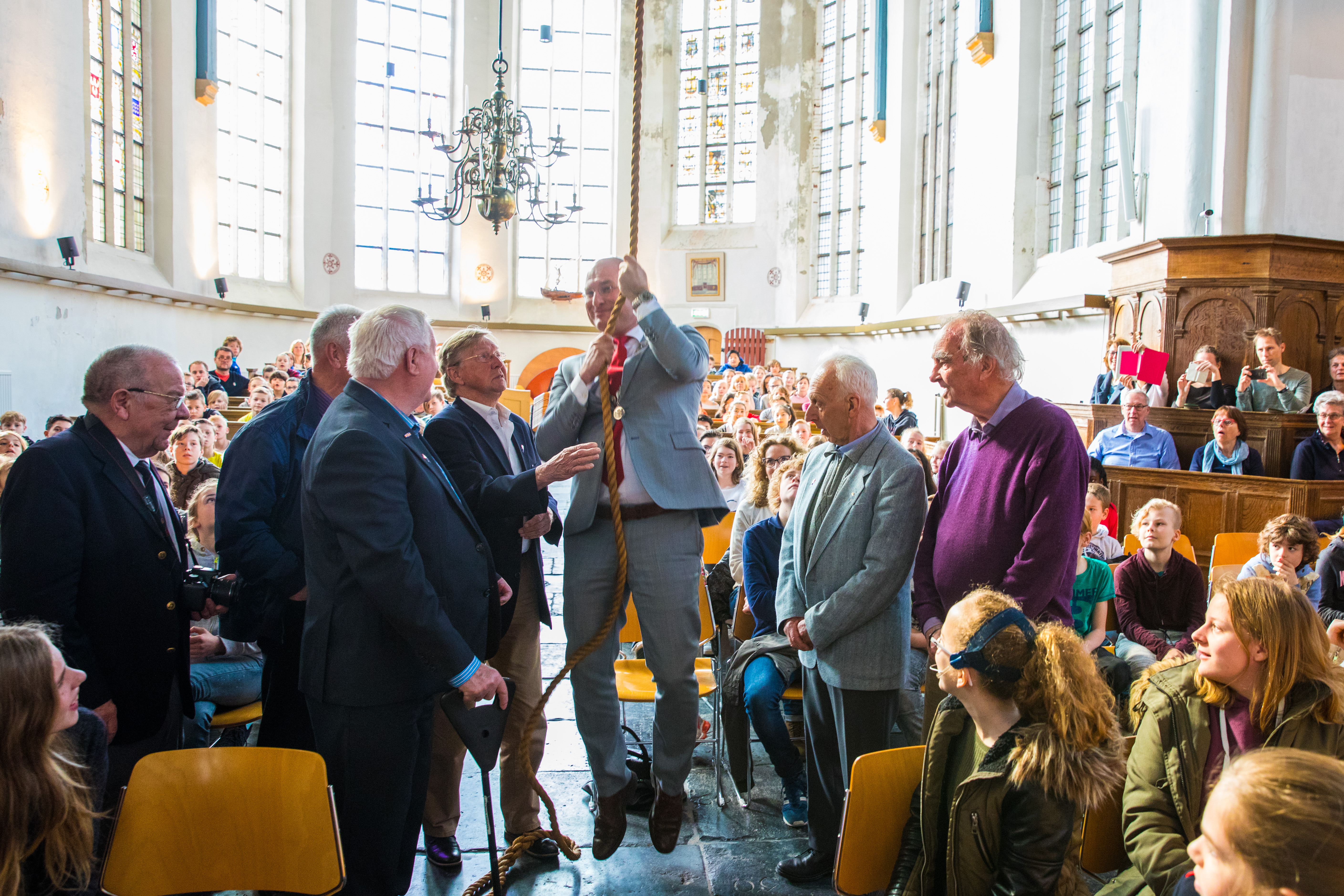 Burgmeester Jan Nieuwenburg lanceerde in de Oosterkerk de unieke website vol verhalen, digilessen en ooggetuigenverslagen. (Foto: Vincent de Vries/RM)