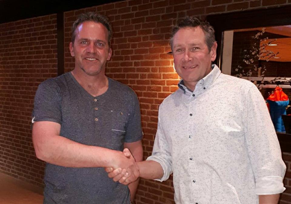 Rob van den Brink wordt gefeliciteerd door Gerard Duijn, eigenaar van de bowlingbaan. (Foto: aangeleverd)