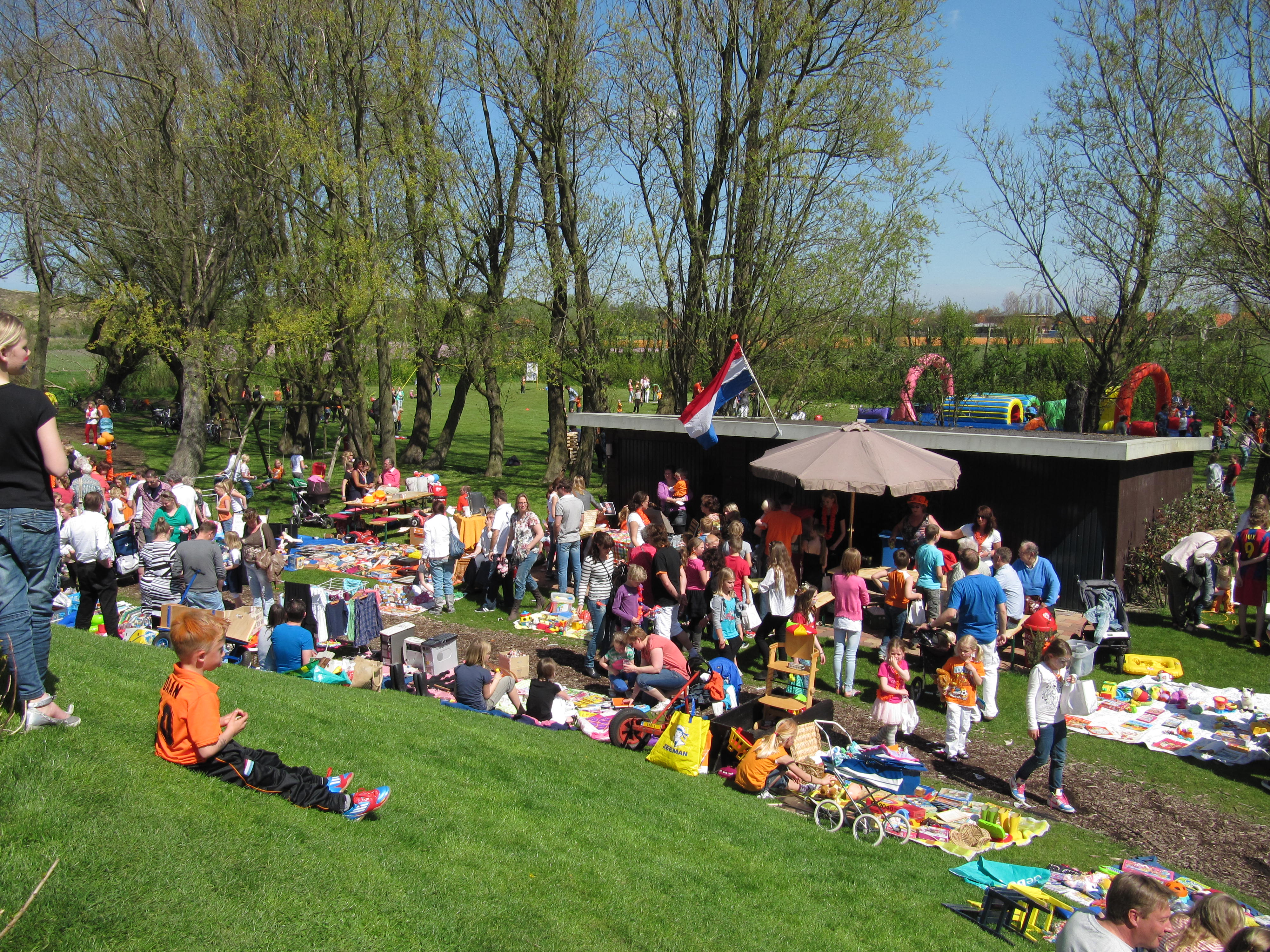 Koningsdag 2018 in Egmond aan den Hoef. (Foto's: aangeleverd).