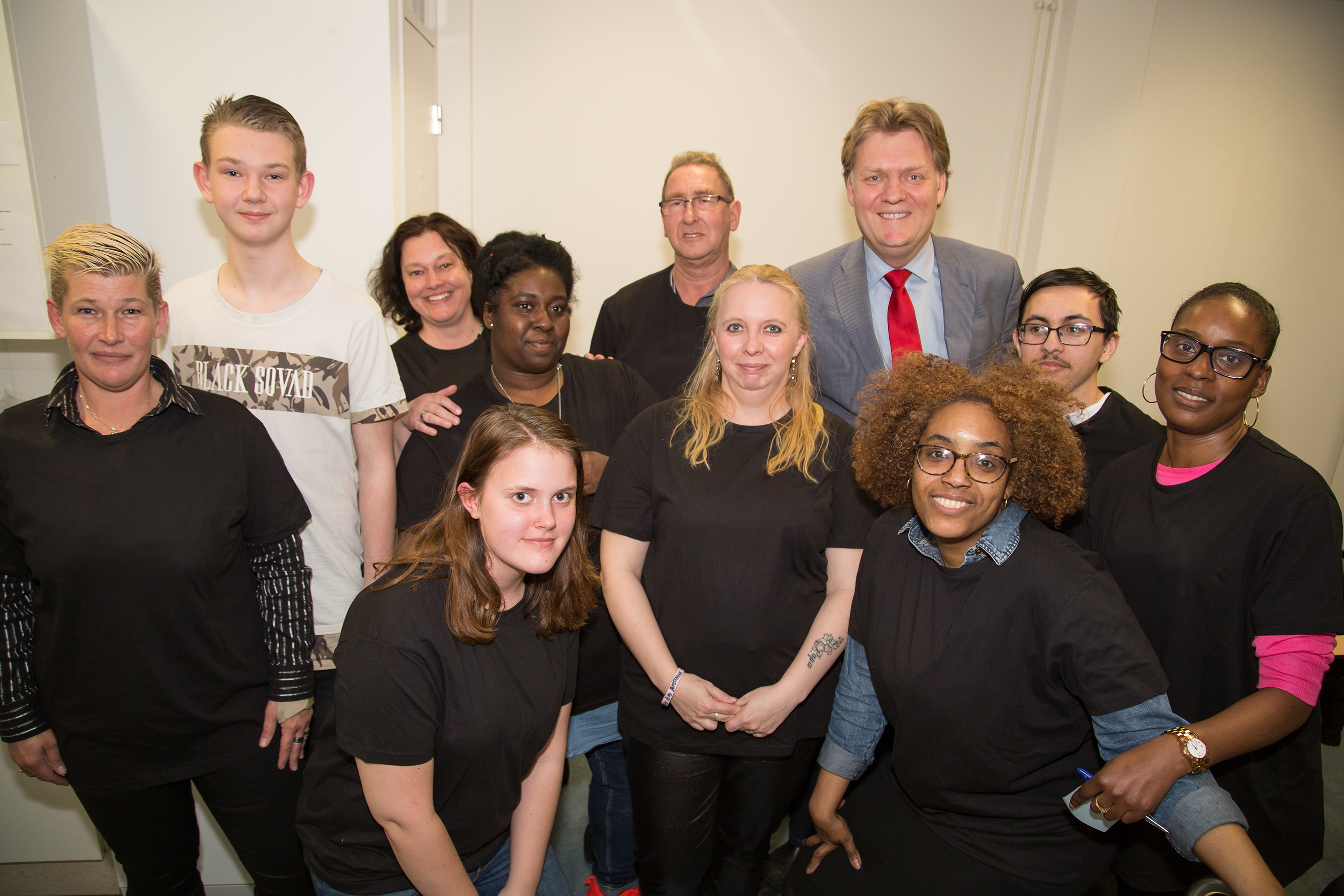 De burgemeester met vrijwilligers. (Foto: Rob Verweij)