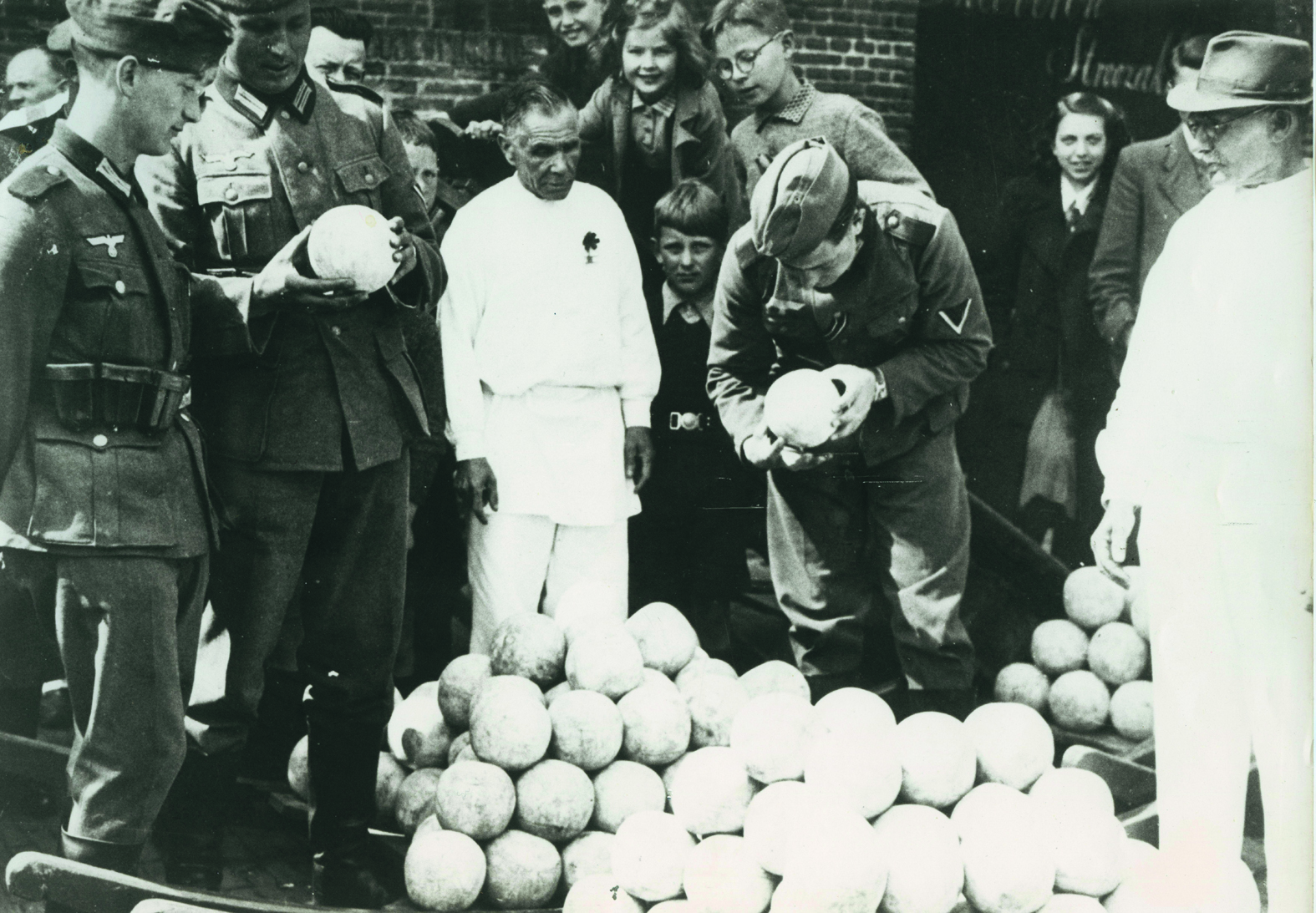 Duitse soldaten op de Kaasmarkt in Alkmaar, 1942. (Foto: collectie Regionaal Archief Alkmaar)