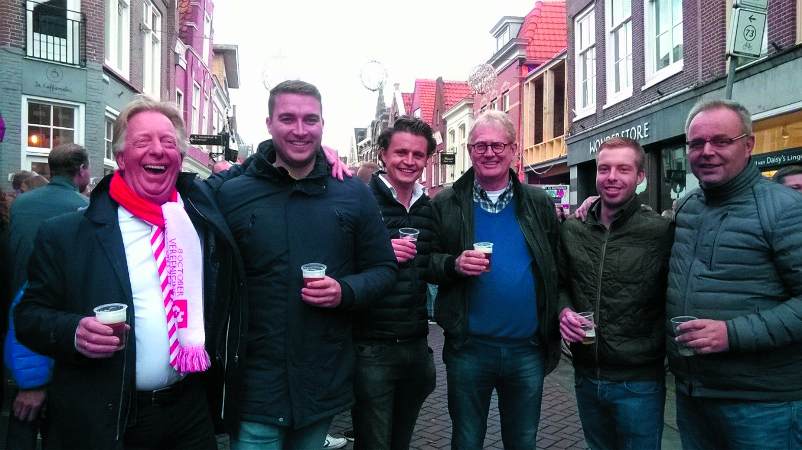 Oude en nieuwe bestuursleden van Het Trompetterkorps Alkmaar. (Foto: aangeleverd)
