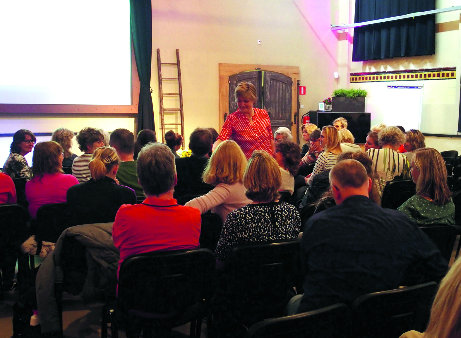 Keynote spreker Suzan Lutke in gesprek met het publiek. (Foto: FluXus)