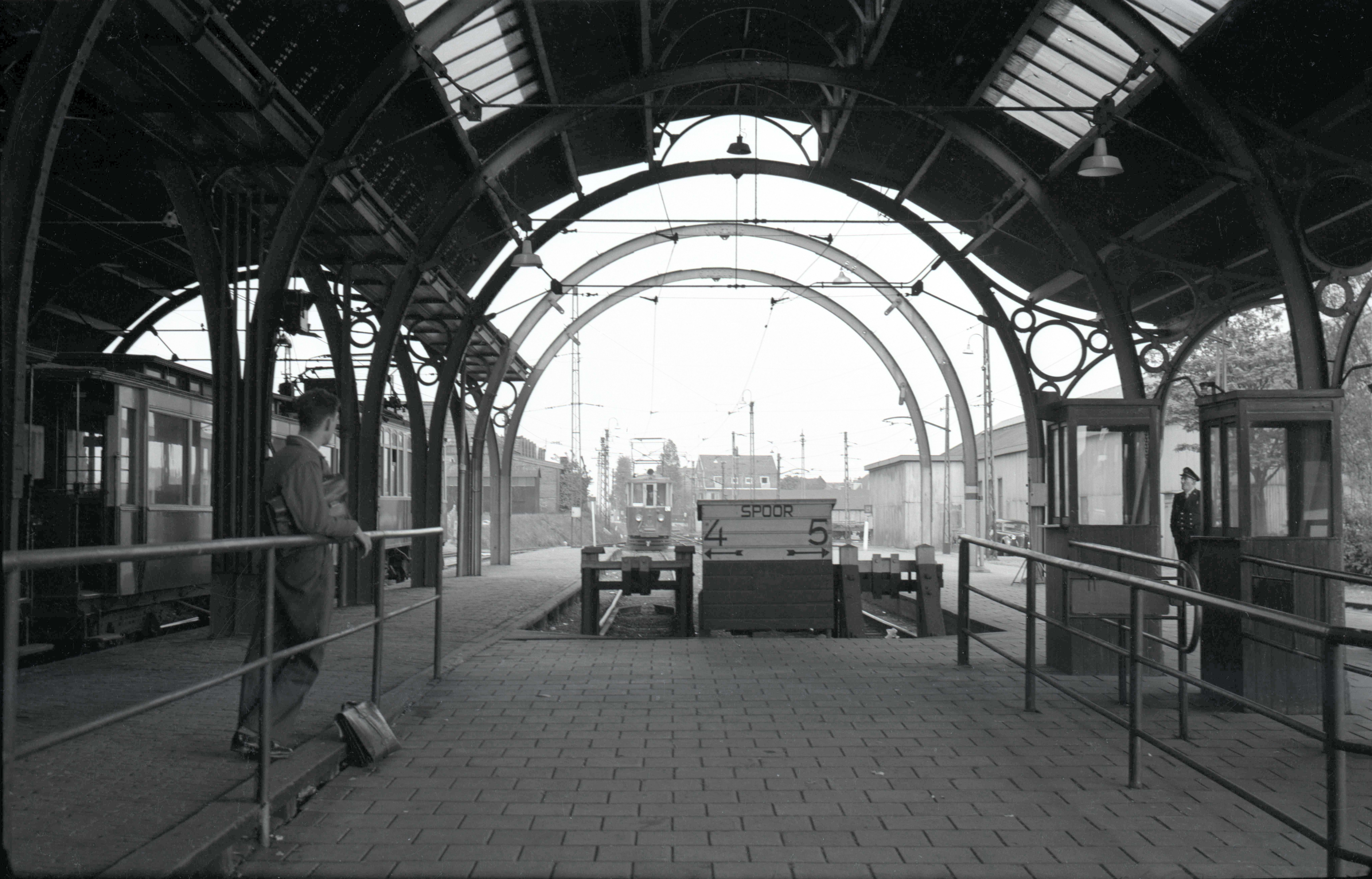 Station het Tolhuis. Op de plek waar nu de IJpleinpont vaart. (Foto: J. v. Engelen)
