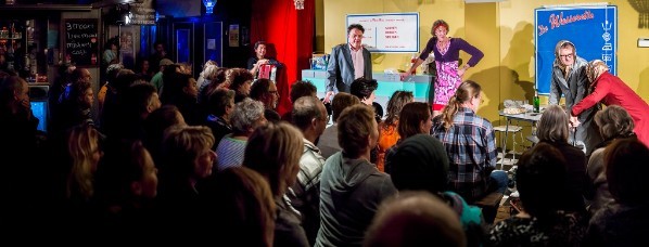 In een live theatersoap kan elke week het wel en wee van het echtpaar Koos en Yfon worden gevolgd. (Foto: aangeleverd)