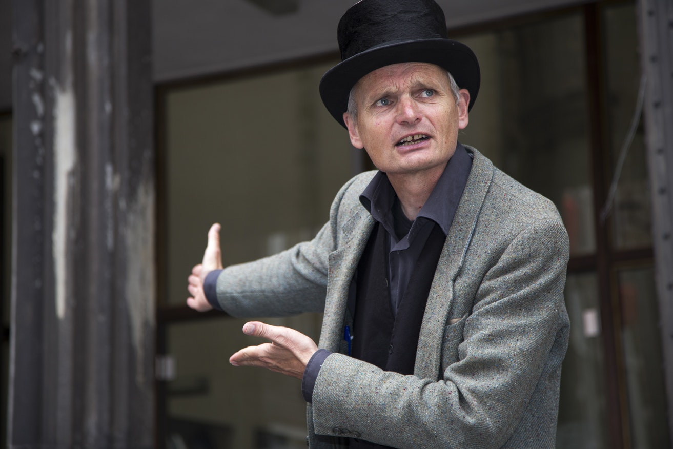 Meesterverteller Johannes neemt mensen mee op een speurtocht langs de verborgen schatten uit de stadsgeschiedenis van Enkhuizen. (Foto: Storytrail.nl/Rachel de Liefde)