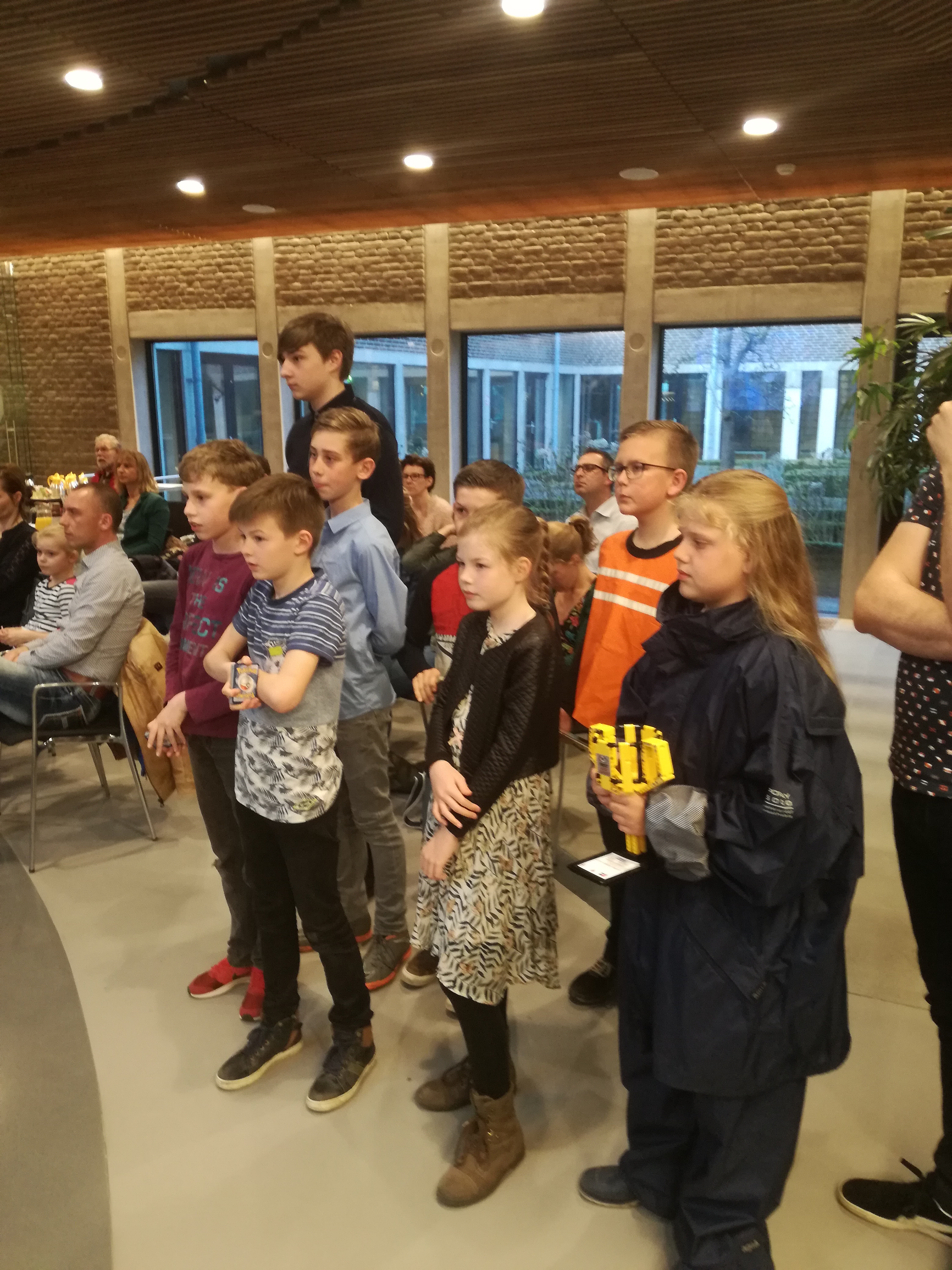 De leerlingen van de Hasselbraam staan te popelen om hun bevindingen te delen met de politici. (aangeleverde foto)
