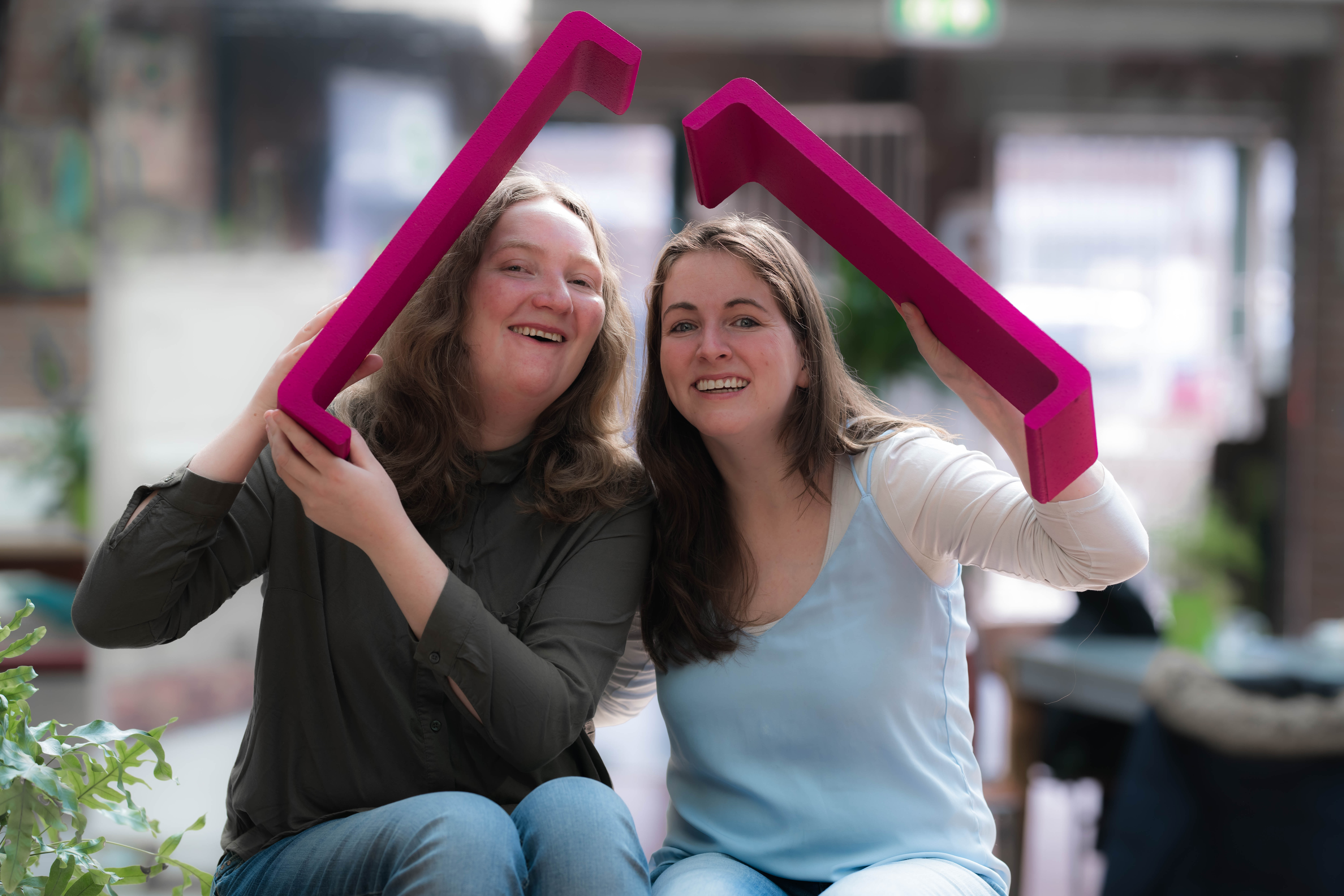 De Spierdijkse vriendinnen Remy (l) en Lisa spelen een rol in de promotiecampagne van HandicapNL. (aangeleverde foto)