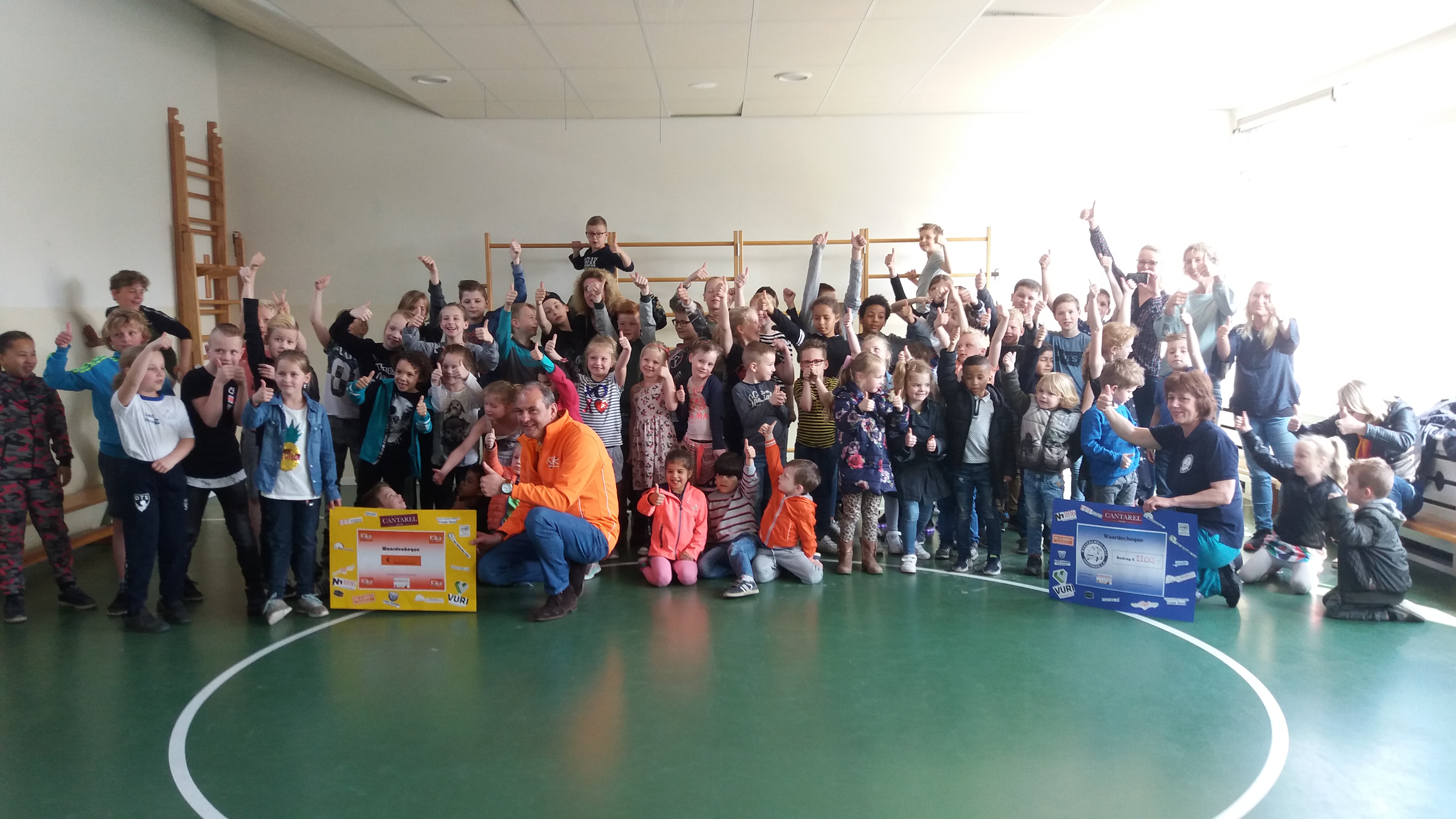 In de gymzaal van school werden de cheques uitgereikt. (Foto: aangeleverd)