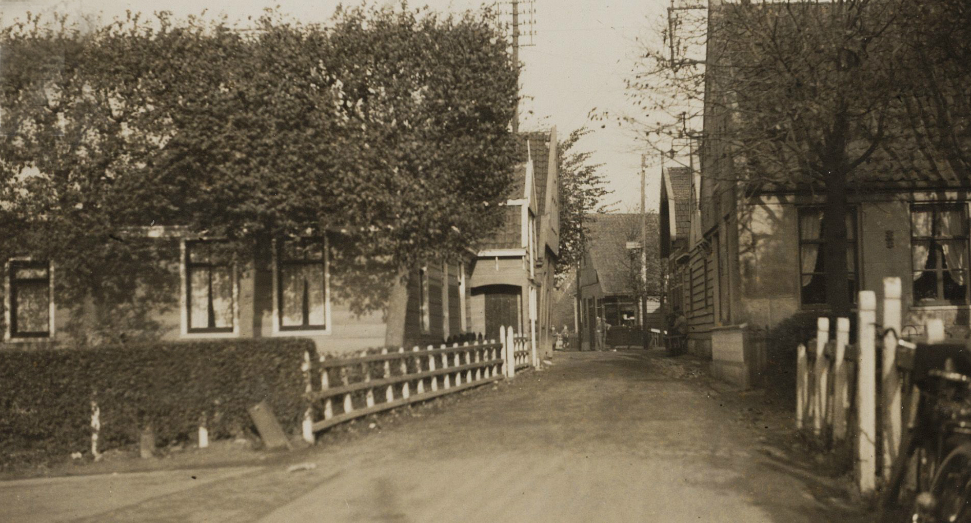 Dorpsstraat - hoek Van Beekstraat - gezien naar het noorden - rond 1925. (Foto: OVL)