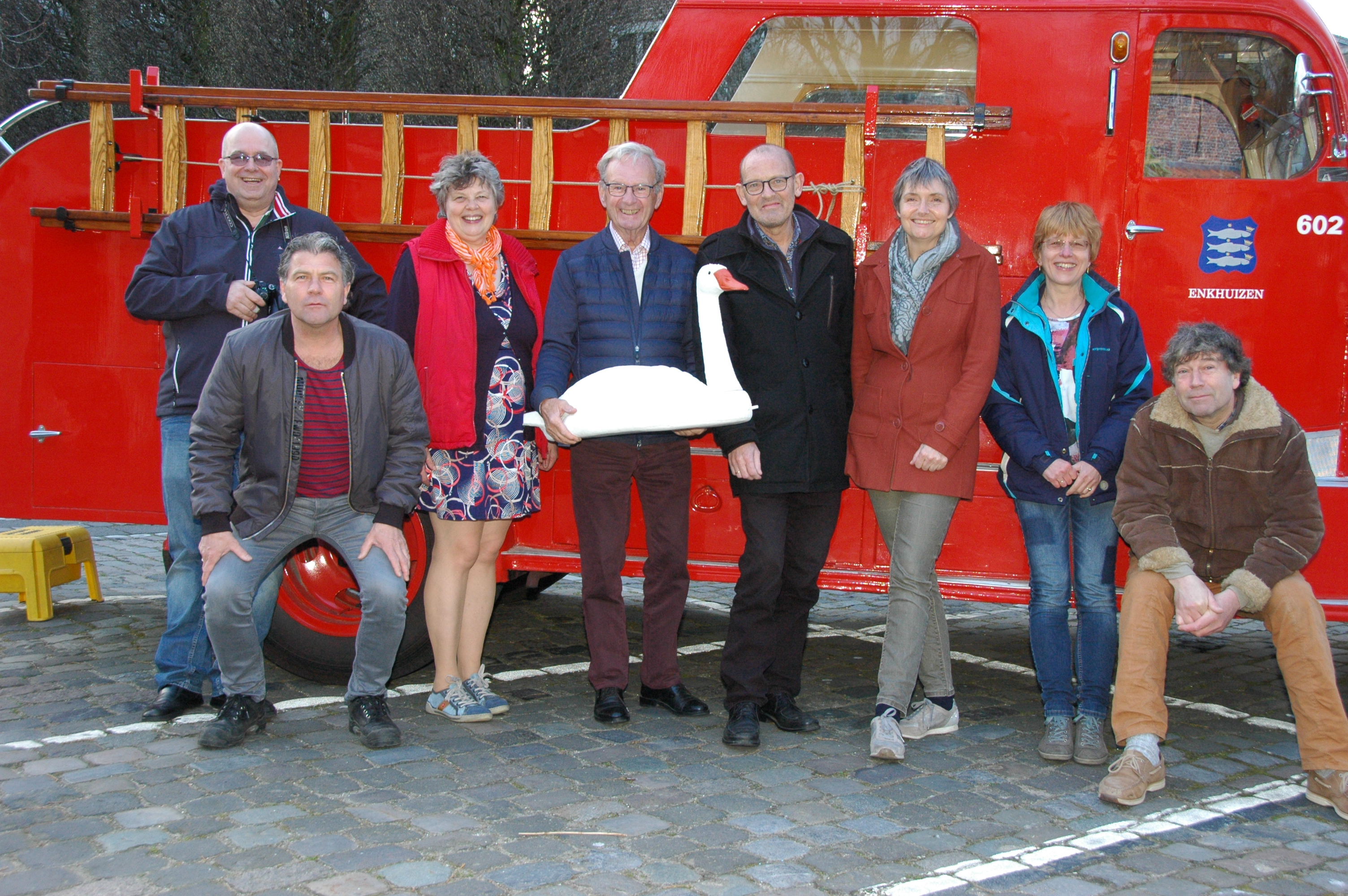 Het nieuwe bestuur met v.l.n.r.: Peter Goedhart, John Groot, Femmie Blok-Boeder, Theo Stavenuiter (geeft als aftredend lid het Zwaantje over), Teun Groot, Barbara Moody, Edith Butterman en Harry Groot. (Foto: aangeleverd)