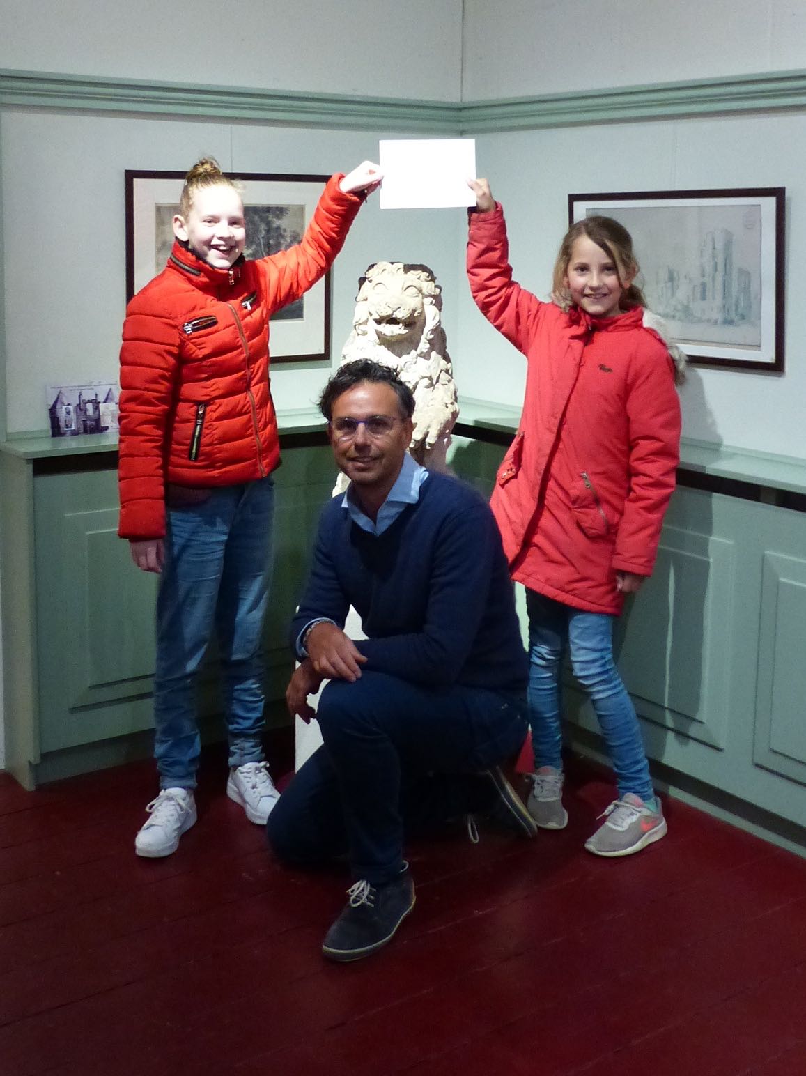 Neva Zentveld en Lorena Glas ontvingen in het Museum van Egmond een oorkonde en een geldprijs. (Foto: aangeleverd).