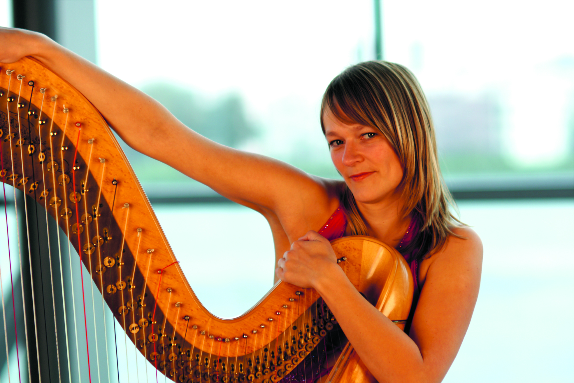 Merel Naomi op de harp. (Foto: aangeleverd)