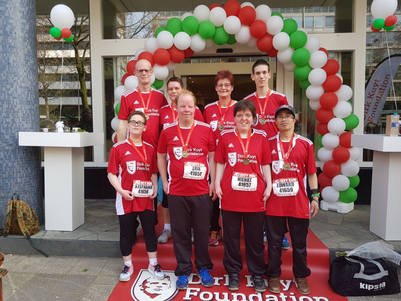 Het Dirk Kuyt Foundation Running Team van Westfriesland SEW en hun begeleiders. (Foto: aangeleverd)