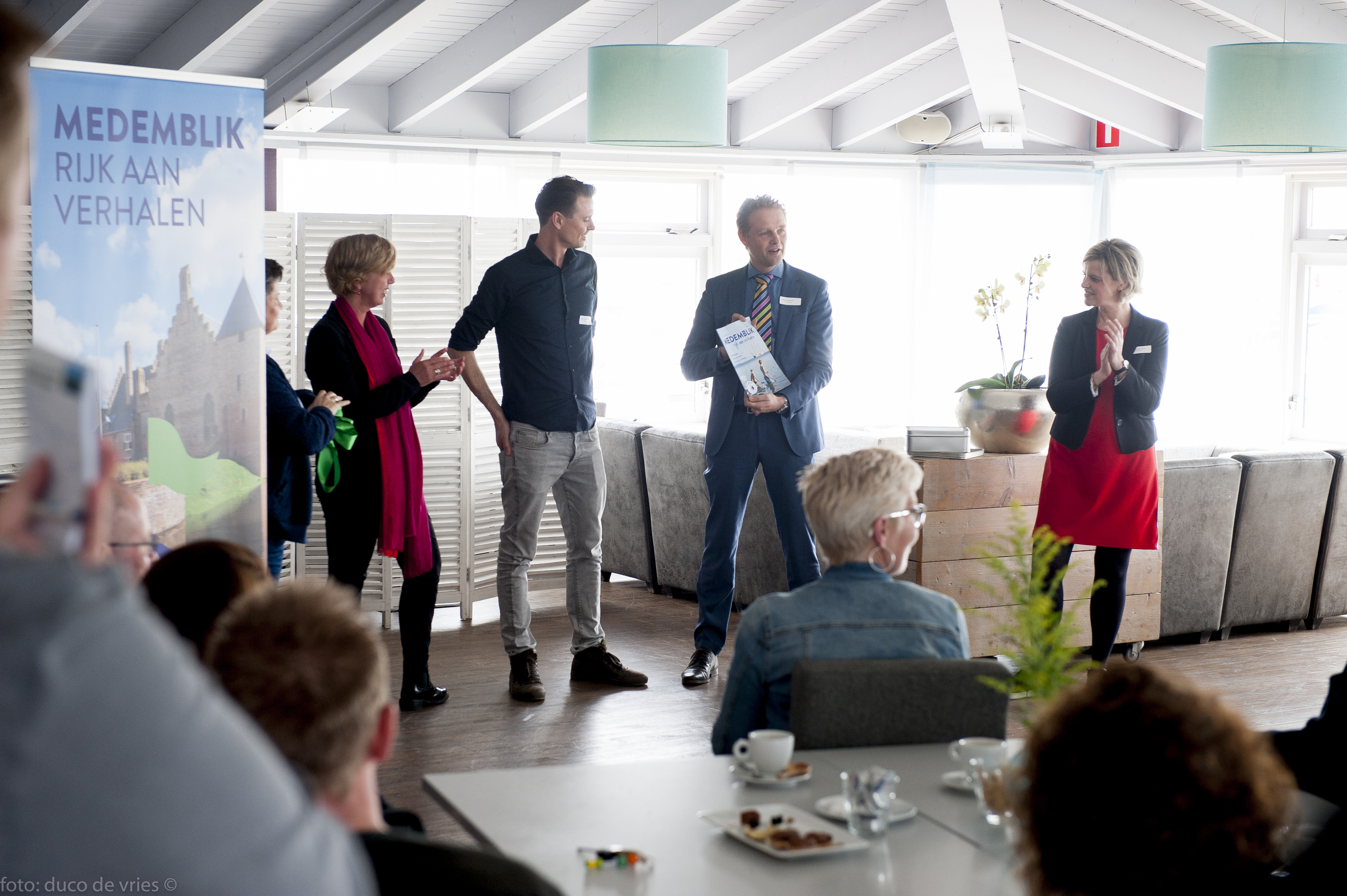 Wethouder Harry Nederpelt toont het nieuwe Rijk aan verhalen magazine. (Foto: Duco de Vries)