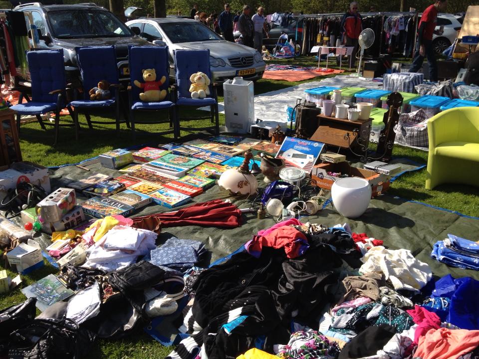 De kofferbakmarkt is een ideale mogelijkheid om overbodig huisraad, te krappe kleding of uitgelezen boeken van de hand te doen. (Foto: aangeleverd)