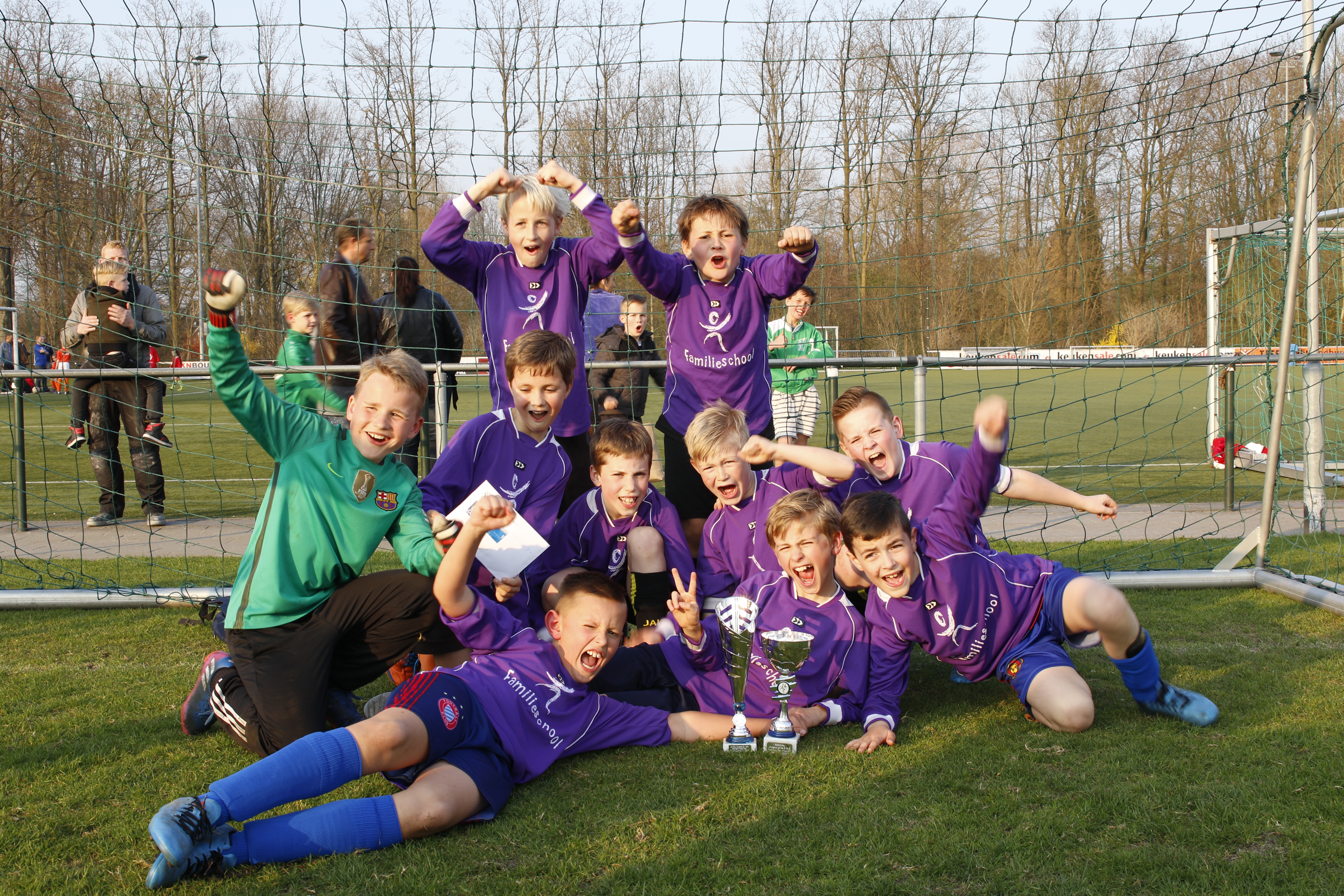 Thijmen, Stijn, Tigo, Wessel, Senna, Hugo, Keano, Nick, Berry en Jort van de groepen 5 en 6 van de Familieschool wonnen vier wedstrijden en werden terecht kampioen van Heerhugowaard in hun leeftijdscategorie. (aangeleverde foto)