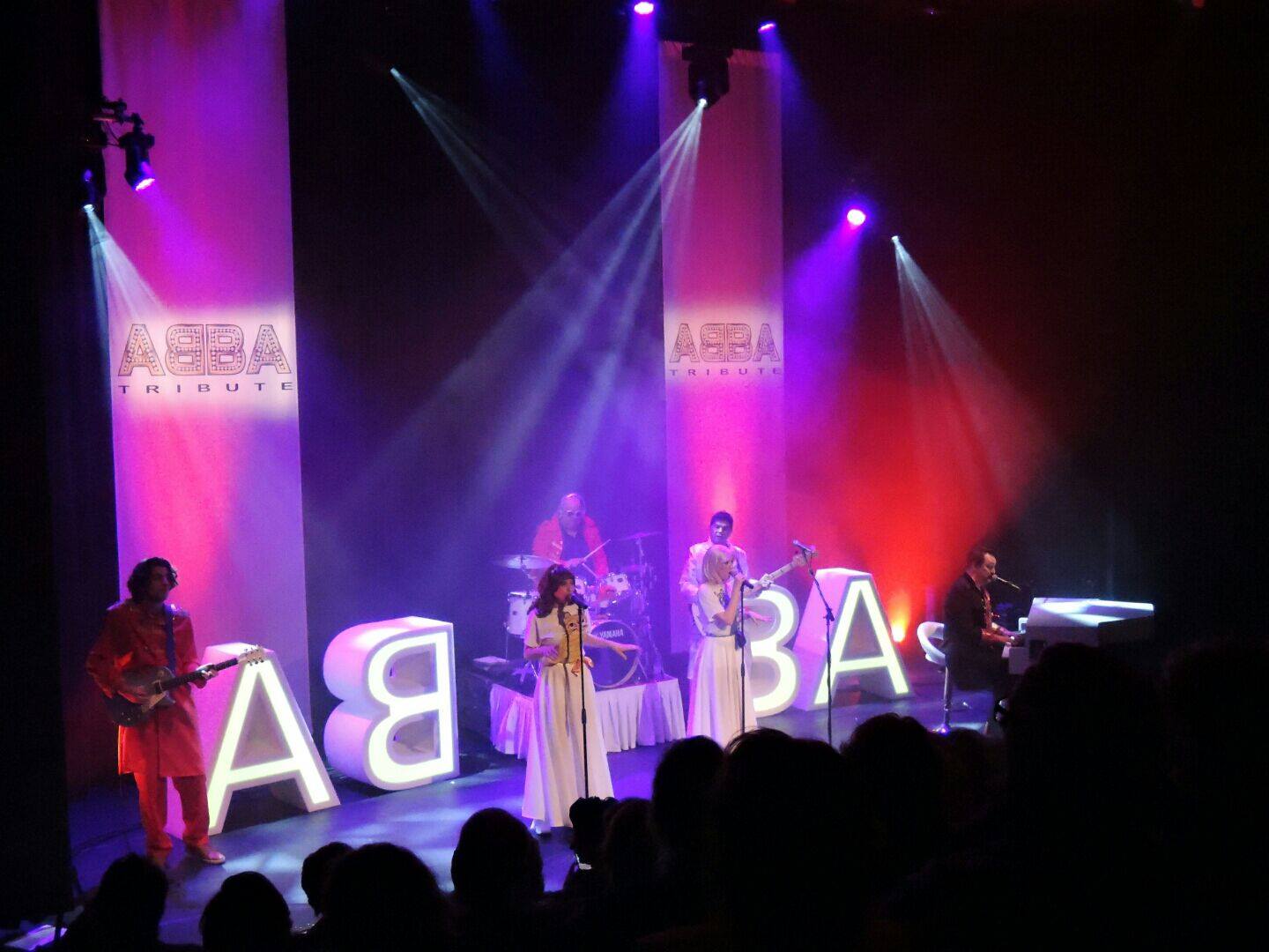 ABBA Tribute treedt op in De Blinkerd. (Foto: aangeleverd)