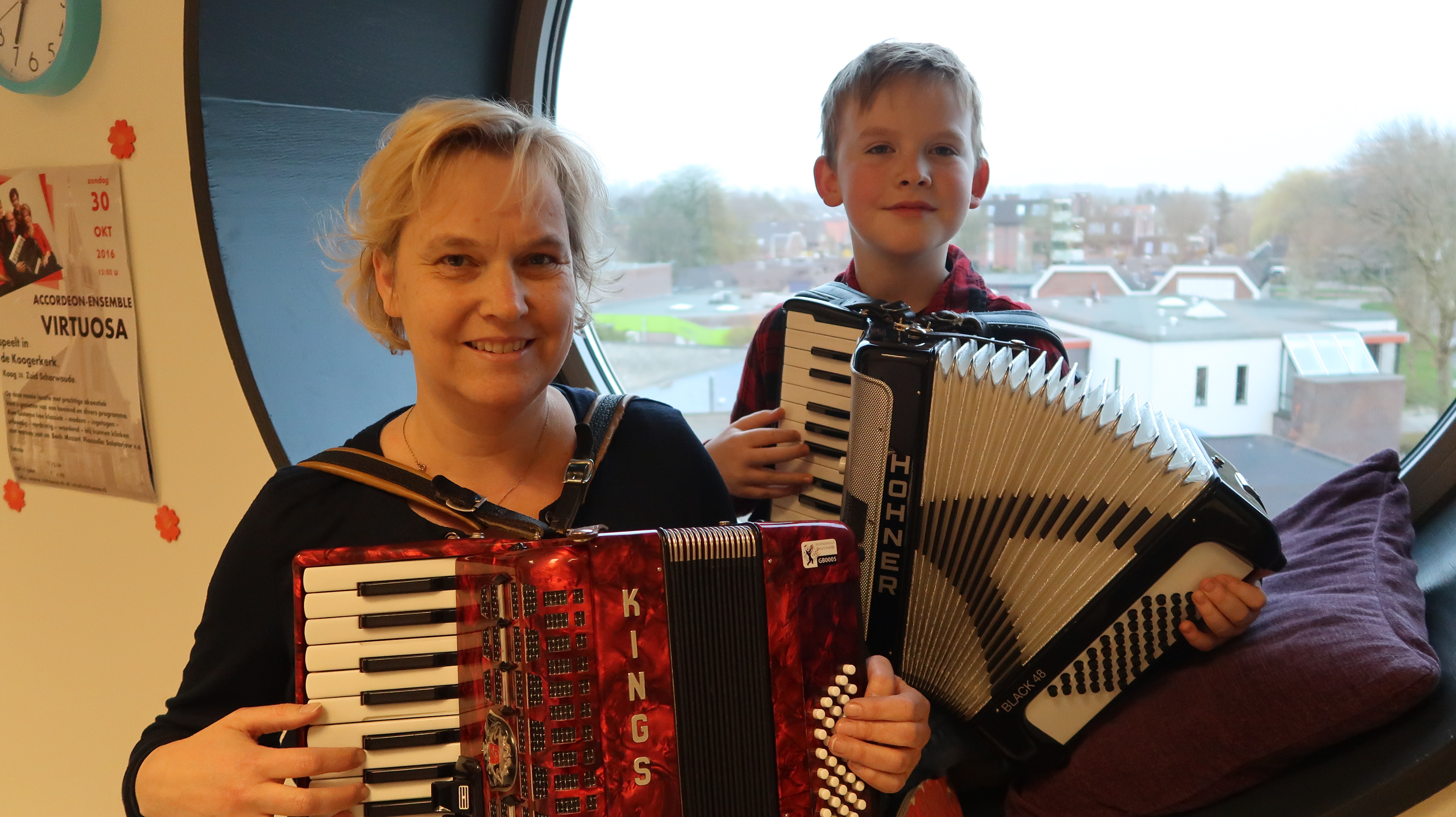 Lennard en zijn moeder Ingena maken beiden deel uit van het ensemble. Doordat Lennard met zoveel plezier leste en meespeelde in het orkest, is zijn moeder ook enthousiast geraakt. En nu zitten ze samen op duoles bij Cool en spelen ze iedere vrijdag hun partij mee in het orkest. (aangeleverde foto)