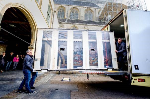 Een zijluik van het Laurentius-altaarstuk wordt uitgeladen. (Foto: Erna Faust)