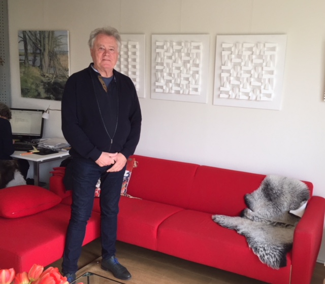 Jan Hendriks met zijn kunstwerken. (Foto: aangeleverd)
