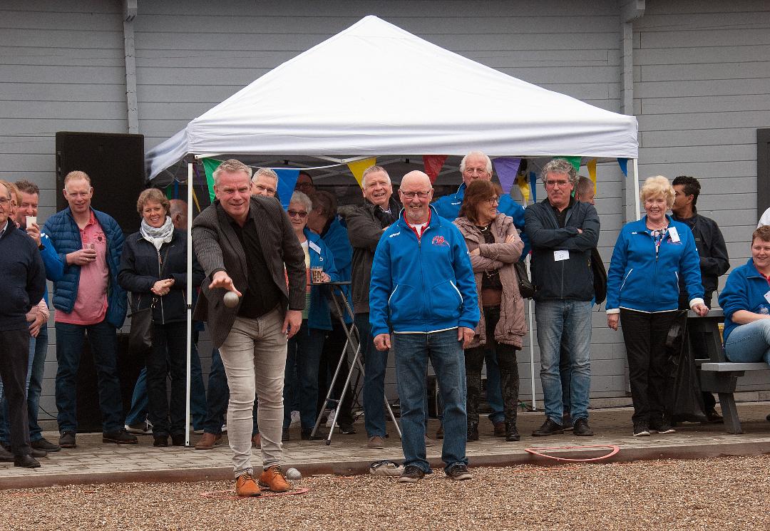 Wethouder Jeroen Olthof probeert de boules zo goed mogelijk bij het butje te gooien. (Foto: Atlantic Boules)