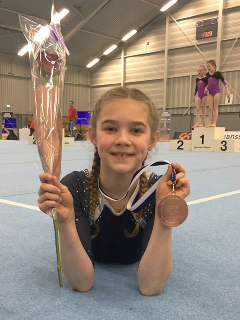 Jelisha Dickhuizen trots met haar medaille en ticket voor het NK op zak. (Foto: aangeleverd)