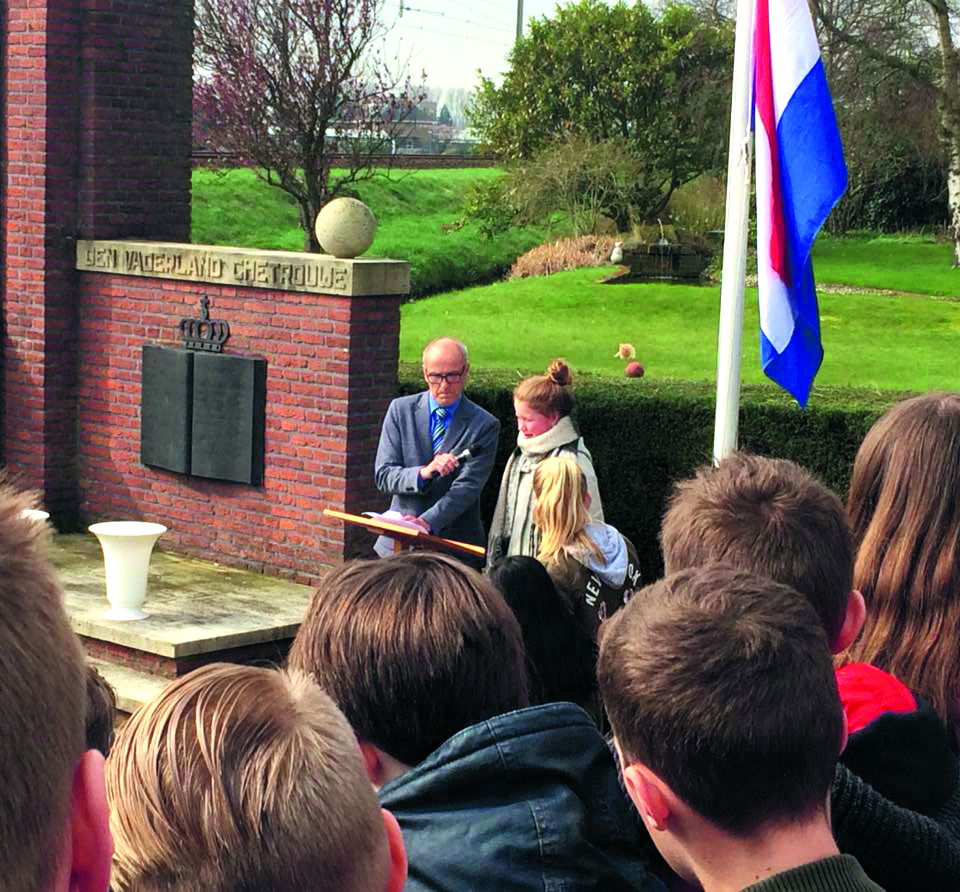 Fred de Wildt (directeur het Baken) en Lisa Stuifbergen (leerling groep 8 de Phoenix). (Foto: aangeleverd)
