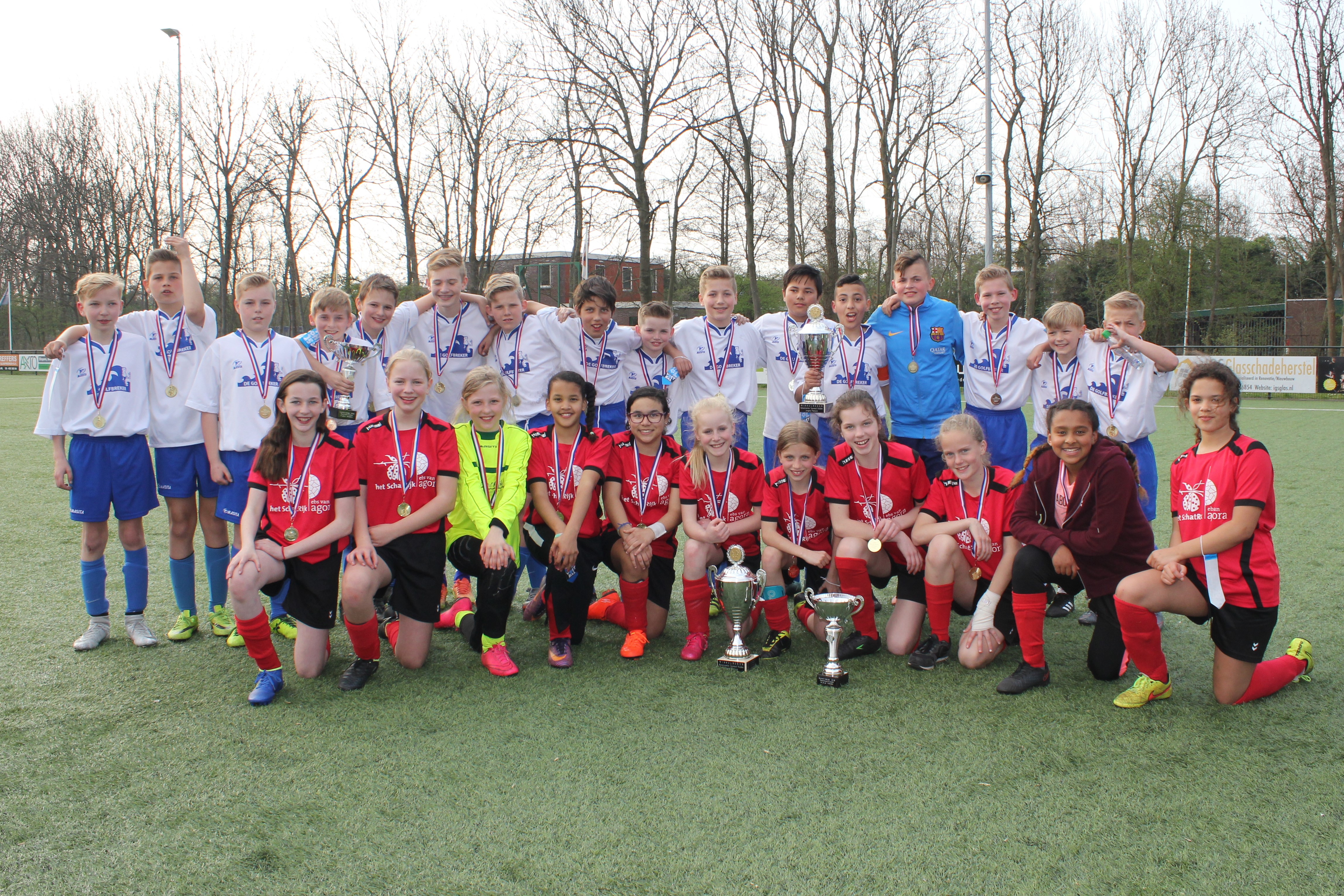De schoolvoetbalkampioenen van Zaanstad-Midden. (Foto: Schoolvoetbal Zaanstad-Midden)