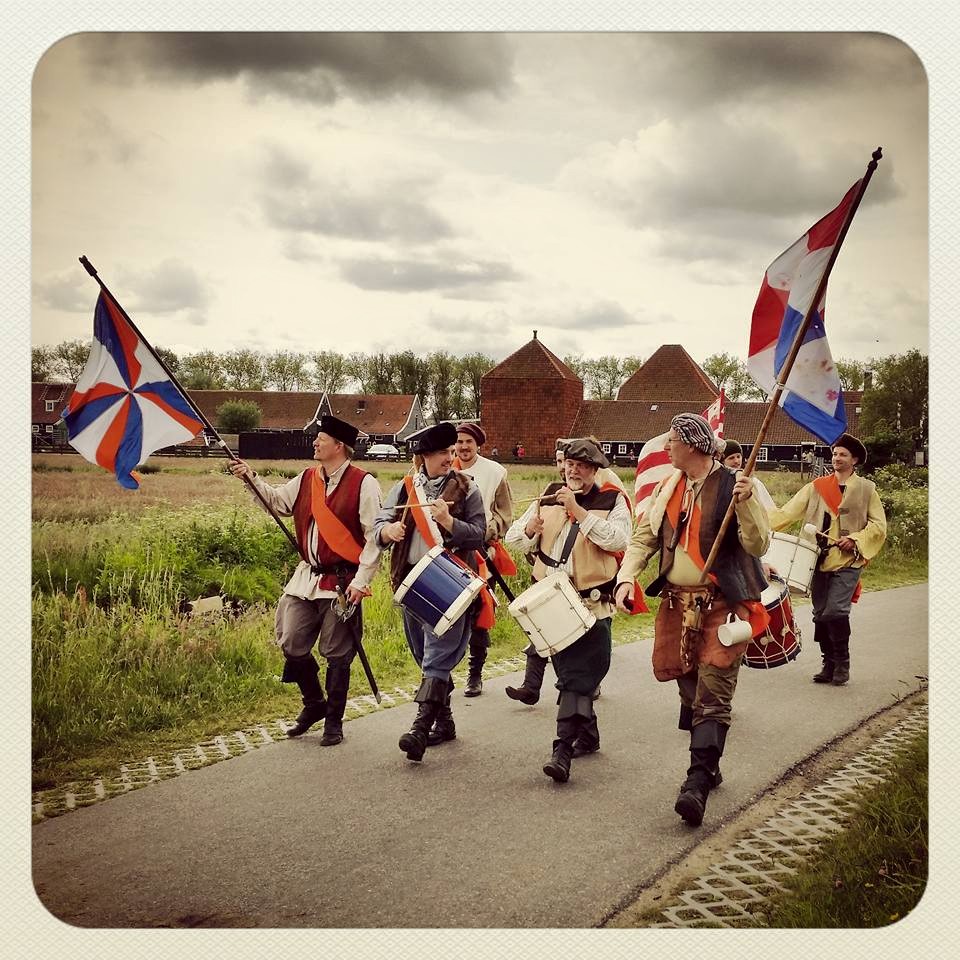 De theatrale Watergeuzen uit Alkmaar lopen regelmatig zingend rond. (Foto: Marjolein Lensink)