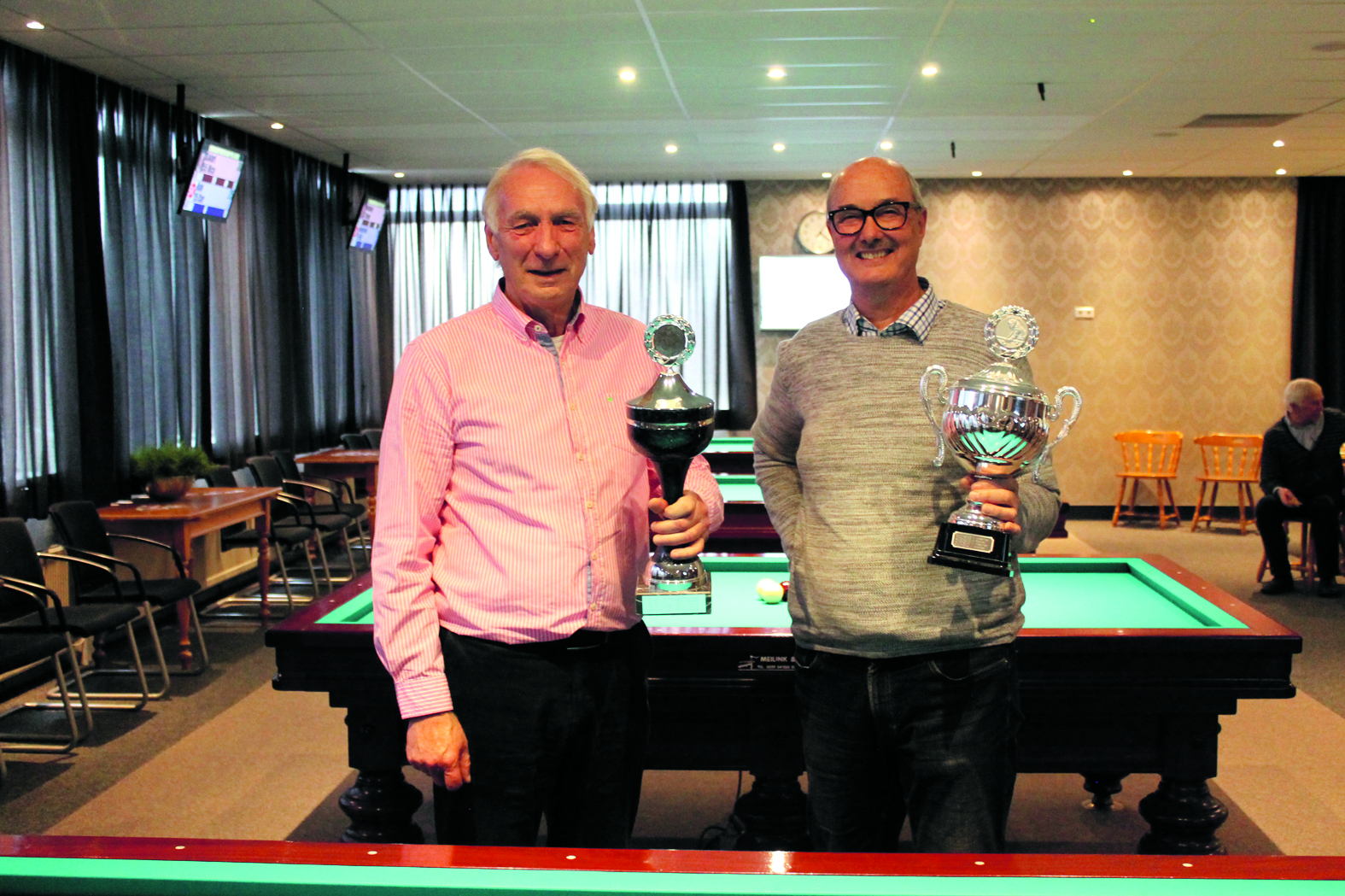 Links op de foto Henk Holthuis (librekampioen) en rechts Hans Kos (bandstootkampioen). (Foto: aangeleverd)