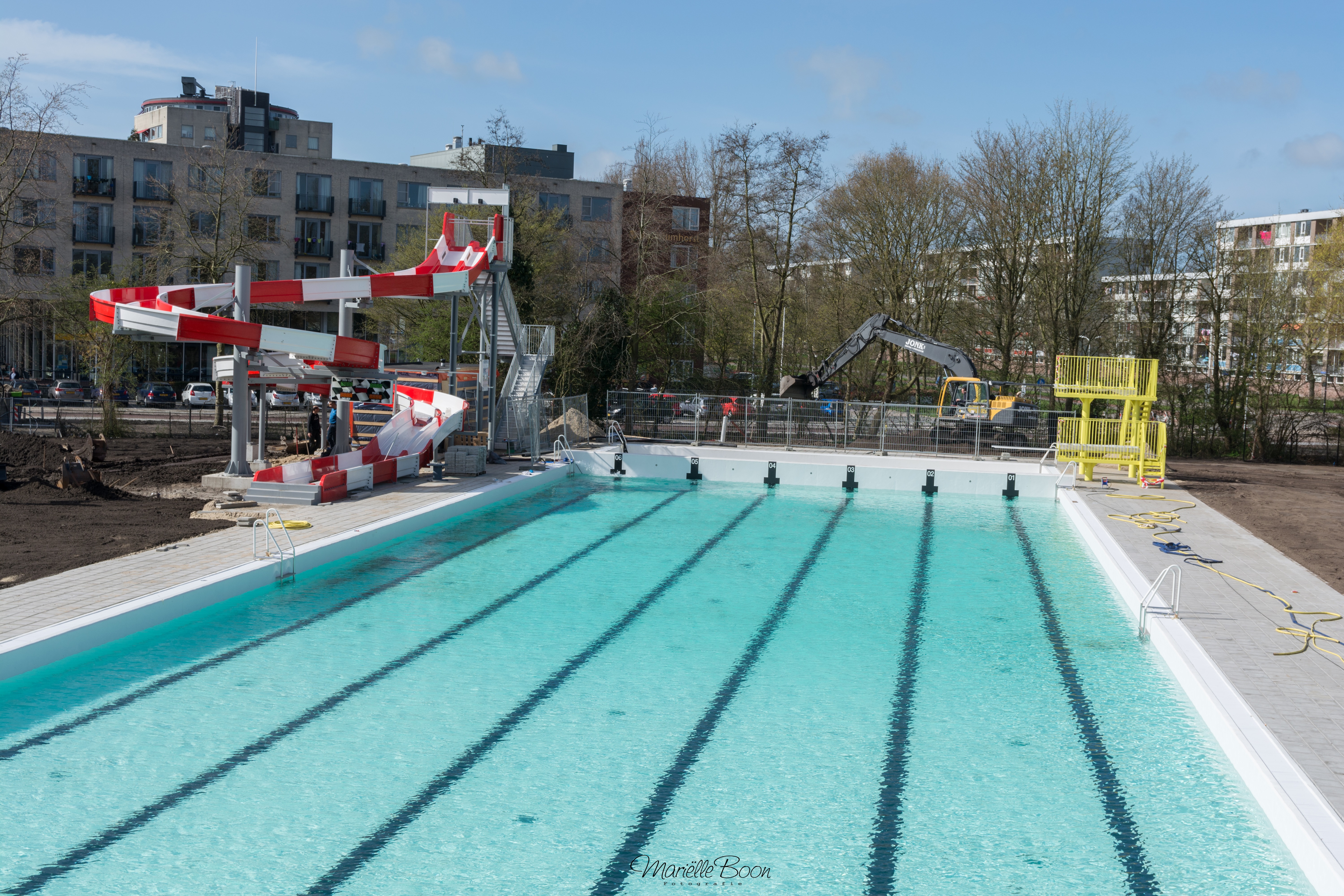 Het vijftigmeterbad van Zwembad De Crommenije is inmiddels gevuld. (Foto: Mariëlle Boon).