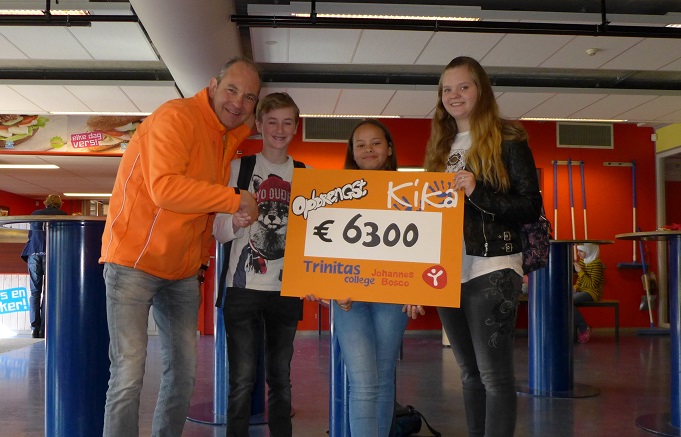 De cheque werd maandagochtend 16 april overhandigd aan René Oud van KiKa. (aangeleverde foto)