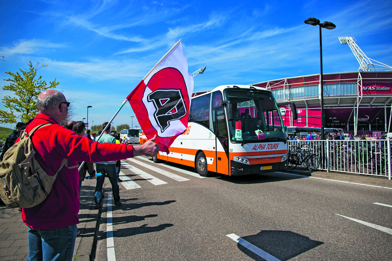 <p>'Snel op zes nul en dan twee bussen parkeren'<br /><span class="chapeau">Duizenden AZ-fans op weg naar De Kuip</span></p>