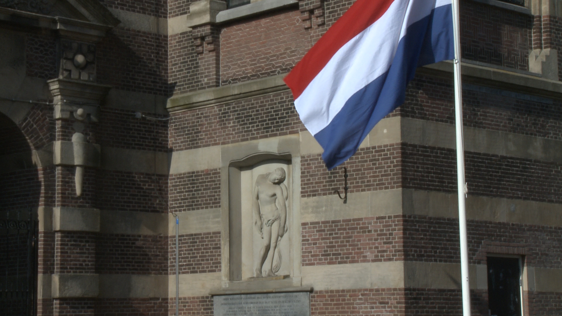 Het oorlogsmonument bij de Grote Kerk in Hoorn: het eindpunt van de jaarlijkse stille tocht op 4 mei. (Foto: aangeleverd)